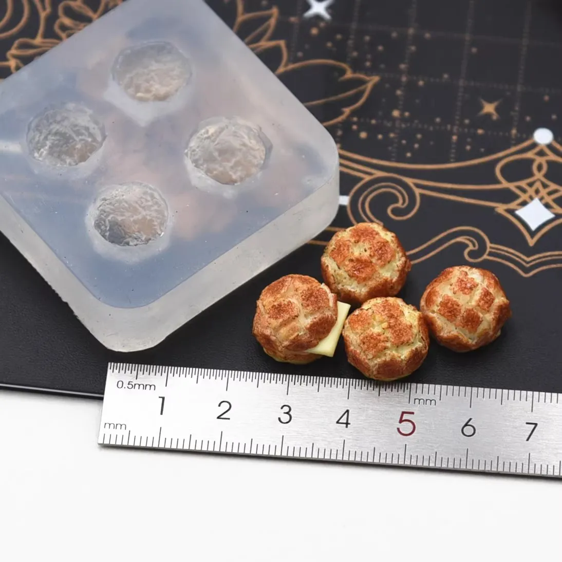 Miniature Pineapple Bread Silicone Mold Polymer Clay Miniature Food Fasting DIY tools
Miniature Pineapple Bread Silicone Mold Polymer Clay Miniature Food Fasting DIY tools