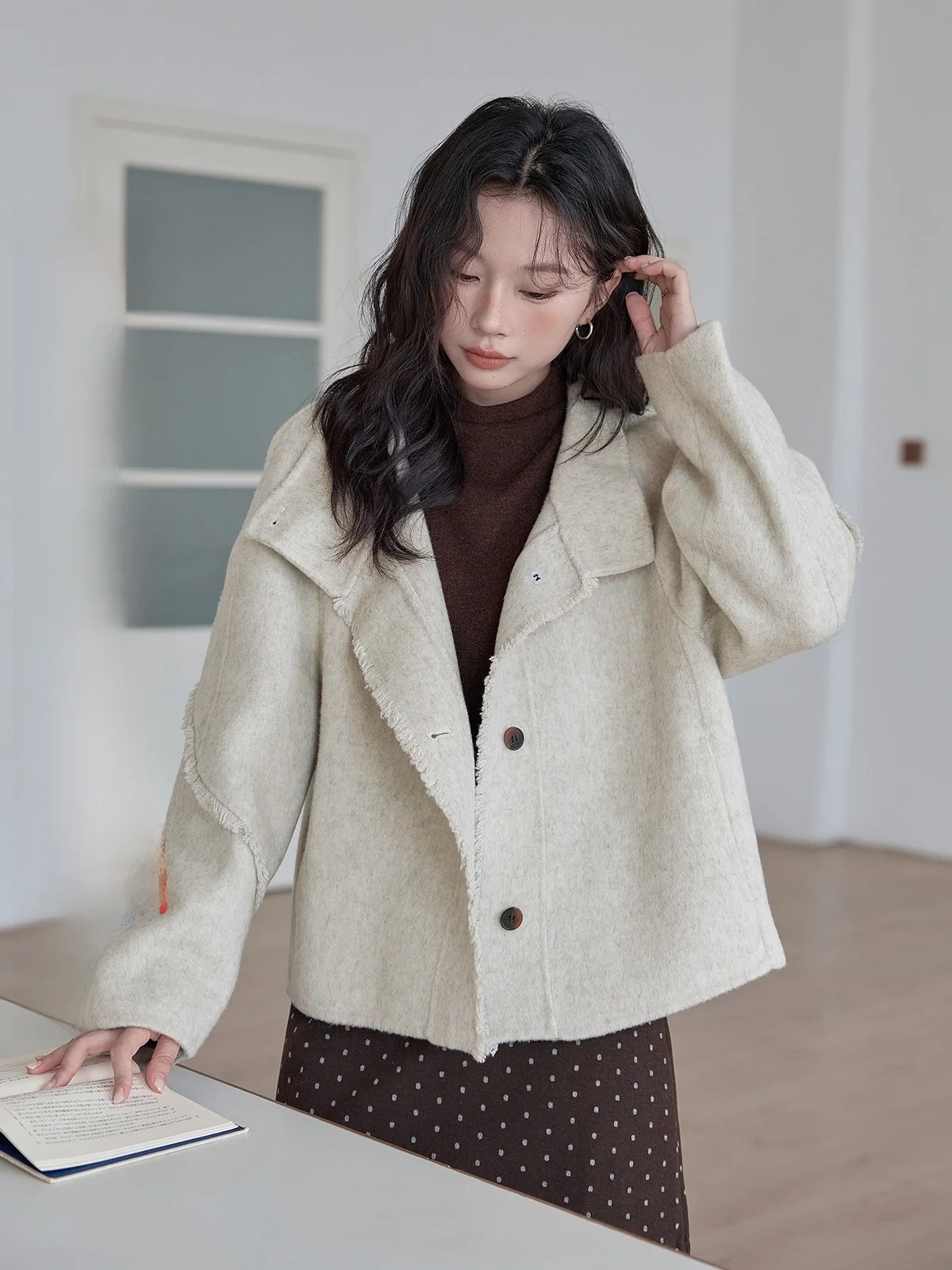 Двустороннее шерстяное пальто абрикосового цвета, женское зимнее модное пальто с воротником-стойкой, длинными рукавами, в корейском стиле, для повседневной носки
Двустороннее шерстяное пальто абрикосового цвета, женское зимнее модное пальто с воротником-стойкой, длинными рукавами, в корейском стиле, для повседневной носки