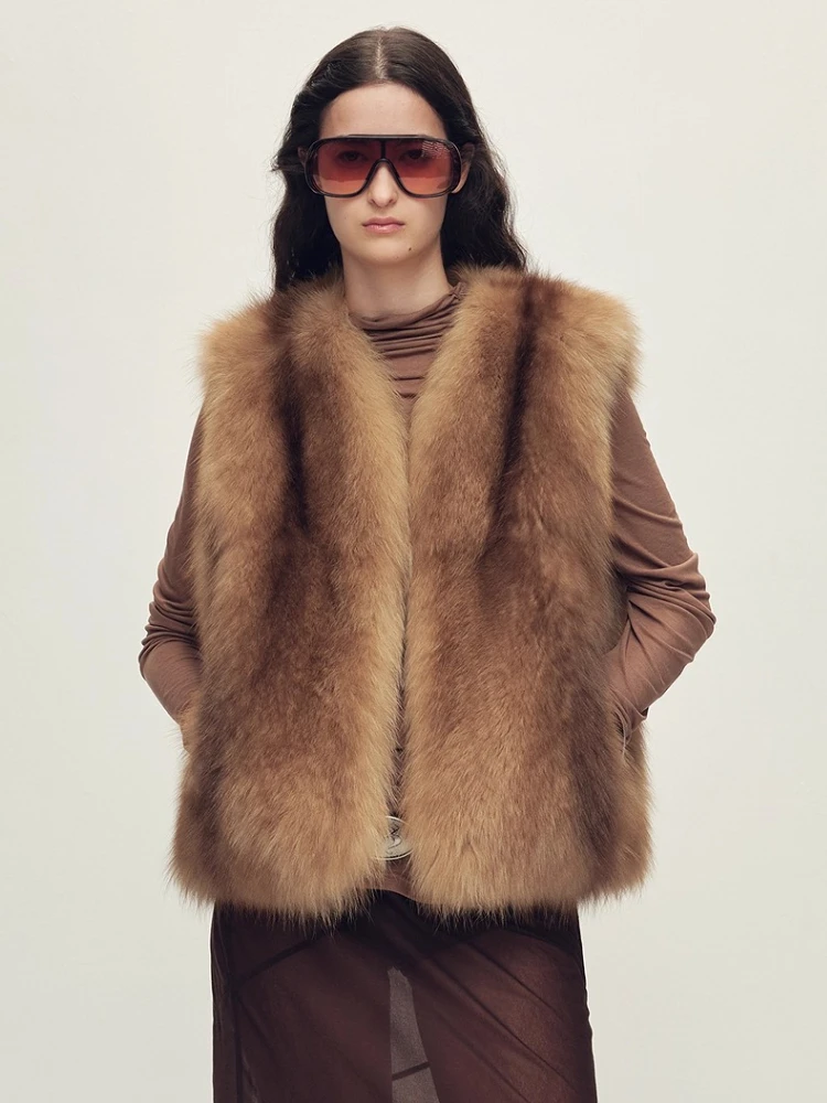 High-end Luxury Natural Fox Fur Sleeveless Vest Jackets for Women 2026 New Simple V-neck Fluffy Warm Short Winter Real Fur Coat
High-end Luxury Natural Fox Fur Sleeveless Vest Jackets for Women 2026 New Simple V-neck Fluffy Warm Short Winter Real Fur Coat