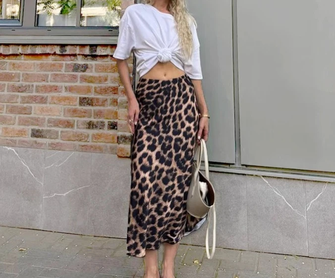 2025 Summer New Leopard Print Dress for Women with A Fashionable and Stylish Design, Commuting A-line Skirt
2025 Summer New Leopard Print Dress for Women with A Fashionable and Stylish Design, Commuting A-line Skirt