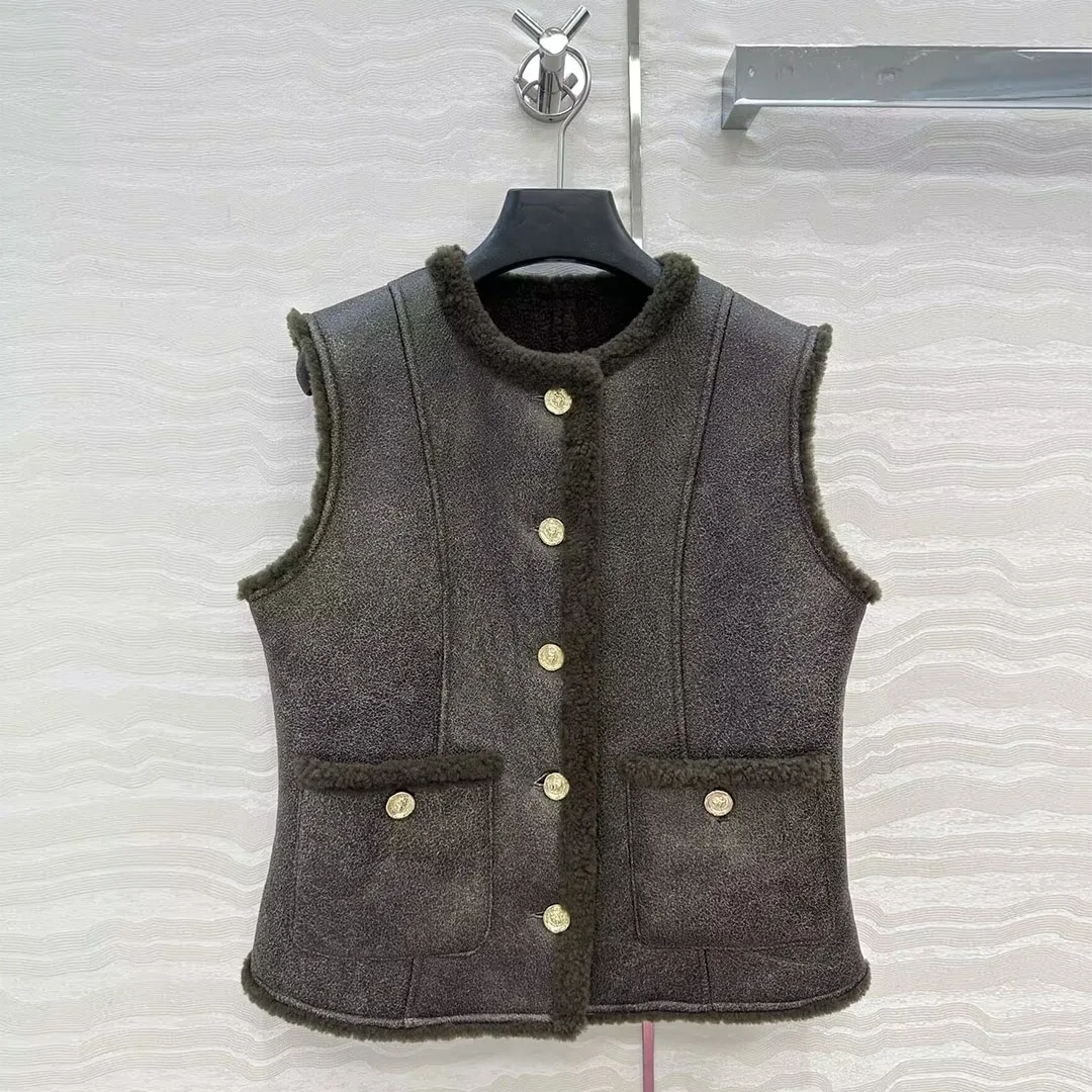 Новая зимняя толстая теплая двусторонняя меховая овчина, кожаный винтажный жилет, женская куртка без рукавов с круглым вырезом и золотыми пуговицами, пальто на бретелях
Новая зимняя толстая теплая двусторонняя меховая овчина, кожаный винтажный жилет, женская куртка без рукавов с круглым вырезом и золотыми пуговицами, пальто на бретелях