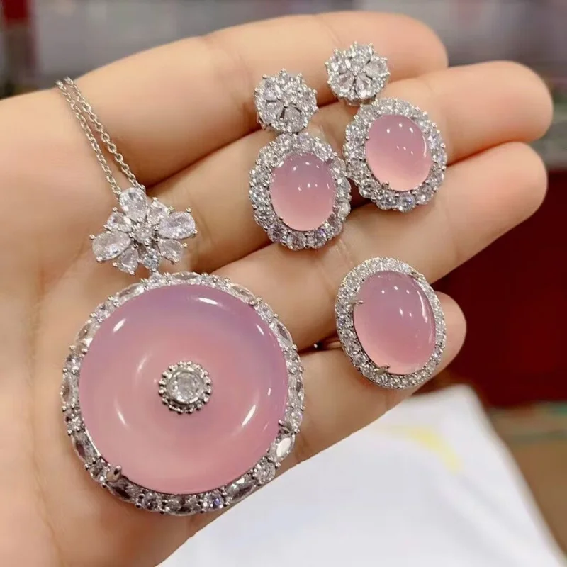 Посеребренный комплект украшений с розовым халцедоном и синим агатом, включая серьги и кольцо.
Посеребренный комплект украшений с розовым халцедоном и синим агатом, включая серьги и кольцо.