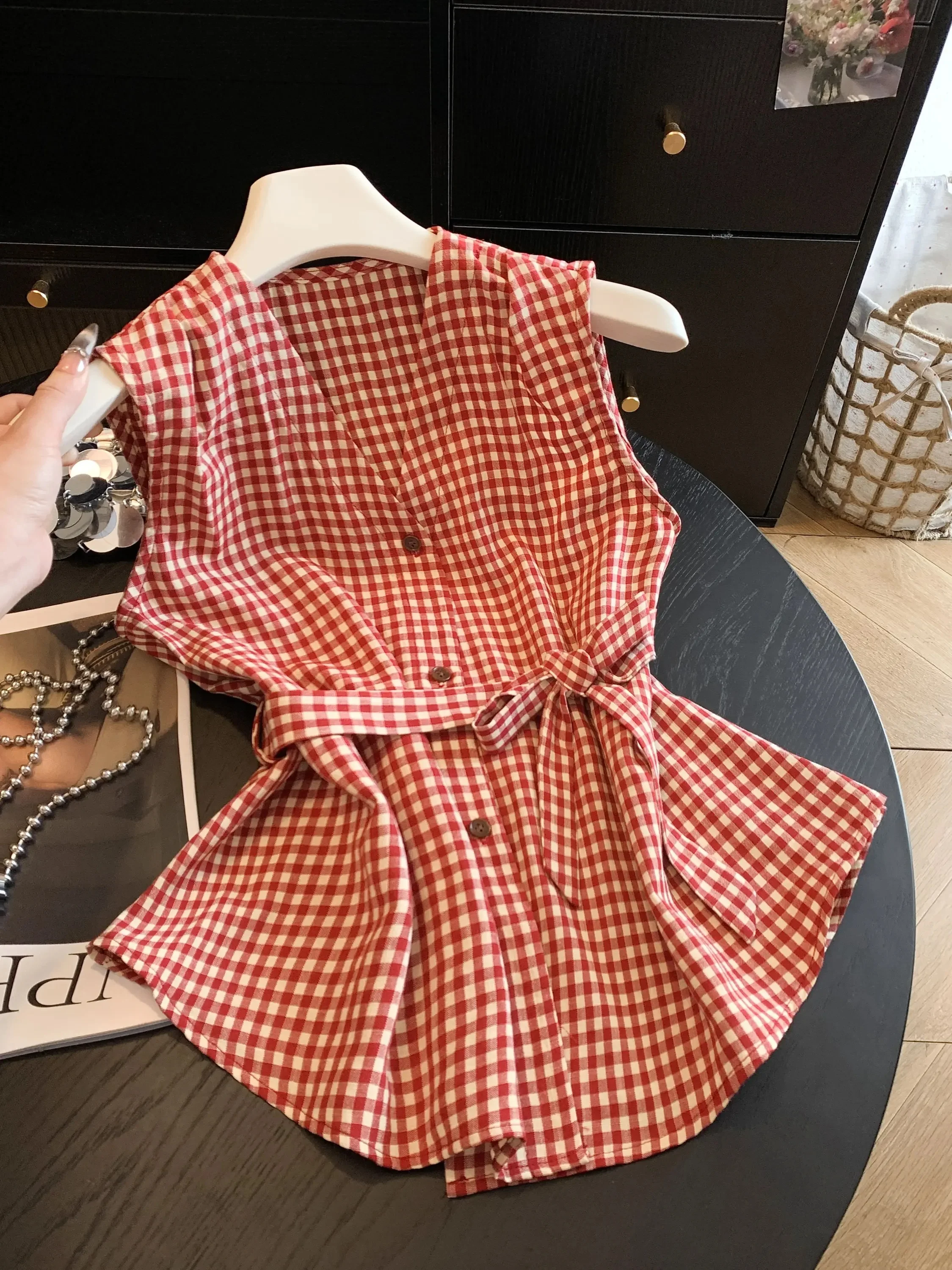 Red Plaid V-neck Sleeveless Shirt Women's Summer Design Sense Belt Slimming Beautiful Small Top Fashion French Style Waist-ci...
Red Plaid V-neck Sleeveless Shirt Women's Summer Design Sense Belt Slimming Beautiful Small Top Fashion French Style Waist-ci...
