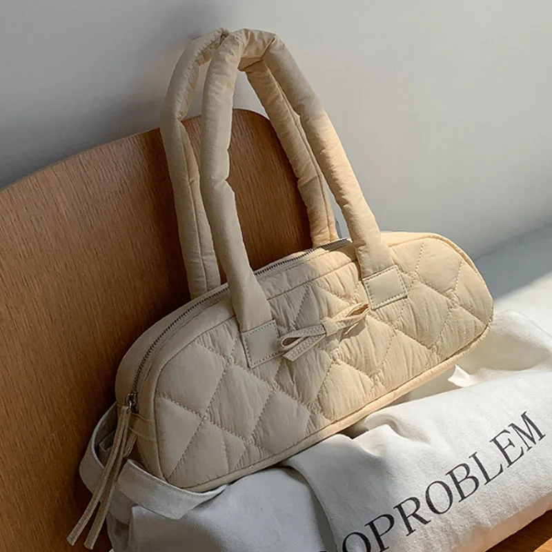 Повседневная стеганая женская сумка на плечо, дамские сумочки с подкладкой и бантом, Нейлоновая пуховая хлопчатобумажная мешковатая сумочка в форме подушки
Повседневная стеганая женская сумка на плечо, дамские сумочки с подкладкой и бантом, Нейлоновая пуховая хлопчатобумажная мешковатая сумочка в форме подушки