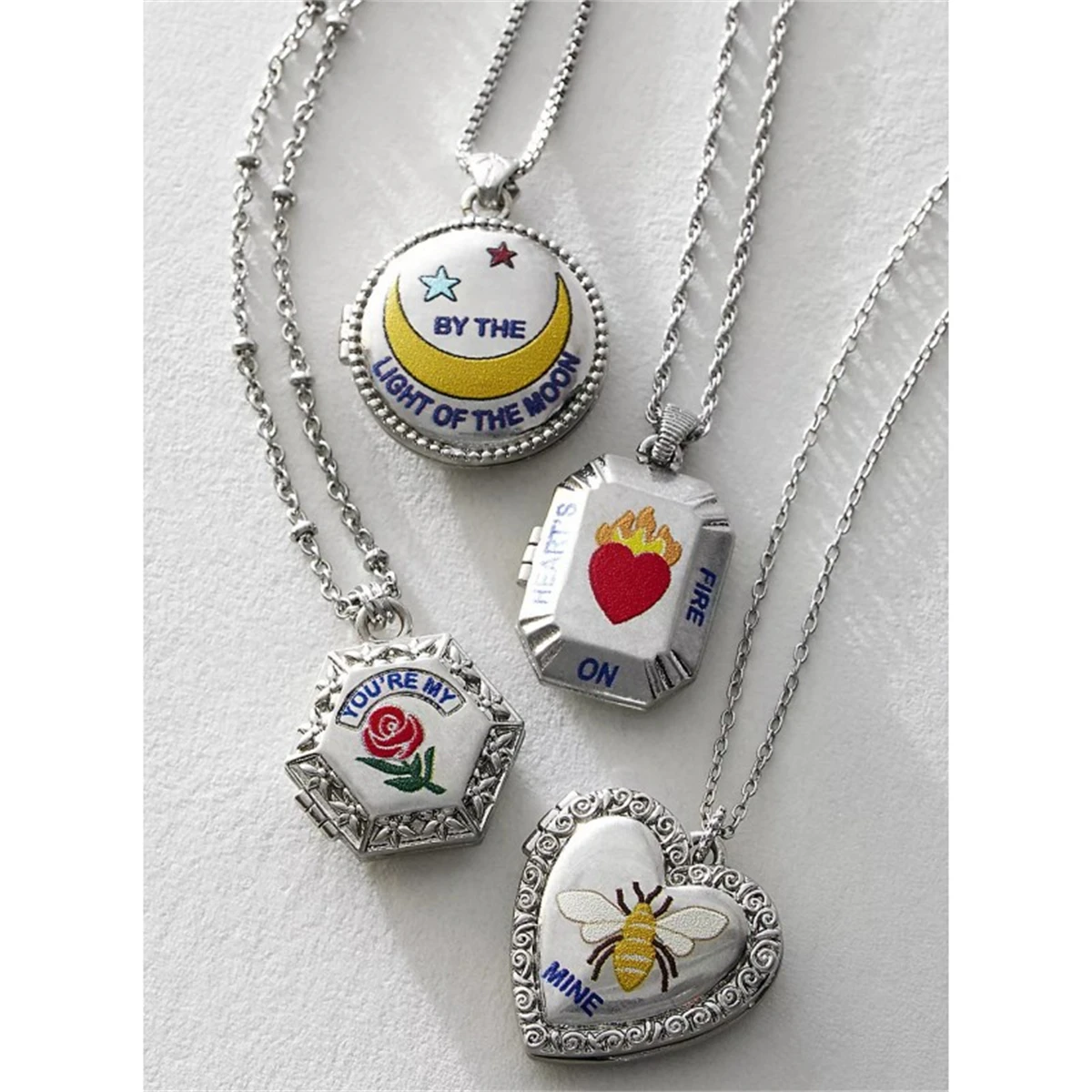 Trendy and Personalized Y2K Style Necklace, Female Open and Close Photo Album, Moon Rose Drop Oil Necklace, New Style
Trendy and Personalized Y2K Style Necklace, Female Open and Close Photo Album, Moon Rose Drop Oil Necklace, New Style