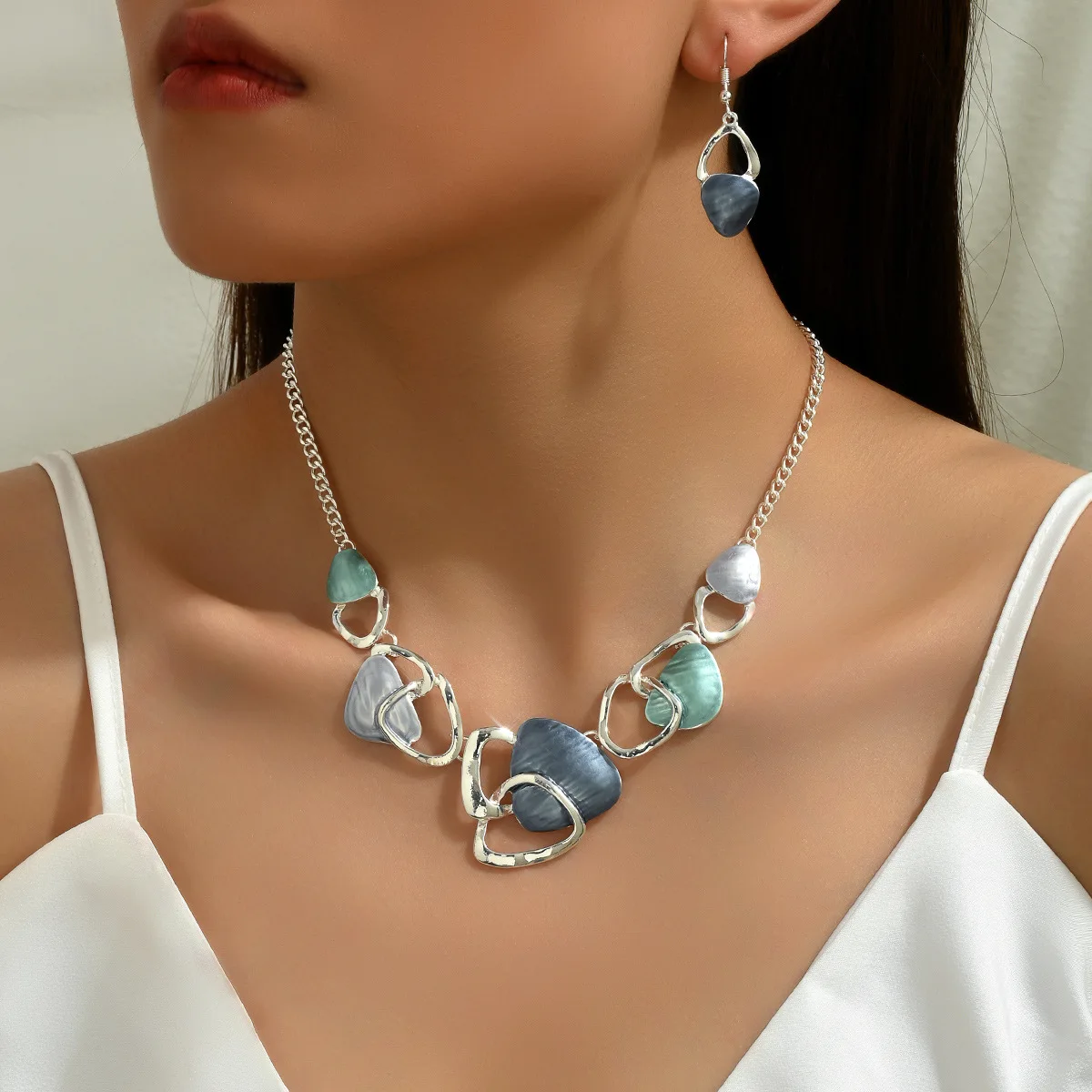 Geometric Colored Shell Alloy Necklace and Earring Set, Fashionable and Personalized Color - Blocking Jewelry
Geometric Colored Shell Alloy Necklace and Earring Set, Fashionable and Personalized Color - Blocking Jewelry