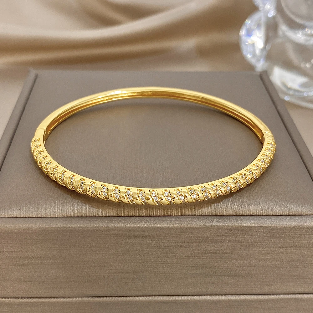 DODOHAO Exquisite Zircon Gold Color Spring Open Bangle Women Luxury Simple Geometric Round Thin Cuff Bracelet Hand Jewelry New
DODOHAO Exquisite Zircon Gold Color Spring Open Bangle Women Luxury Simple Geometric Round Thin Cuff Bracelet Hand Jewelry New
