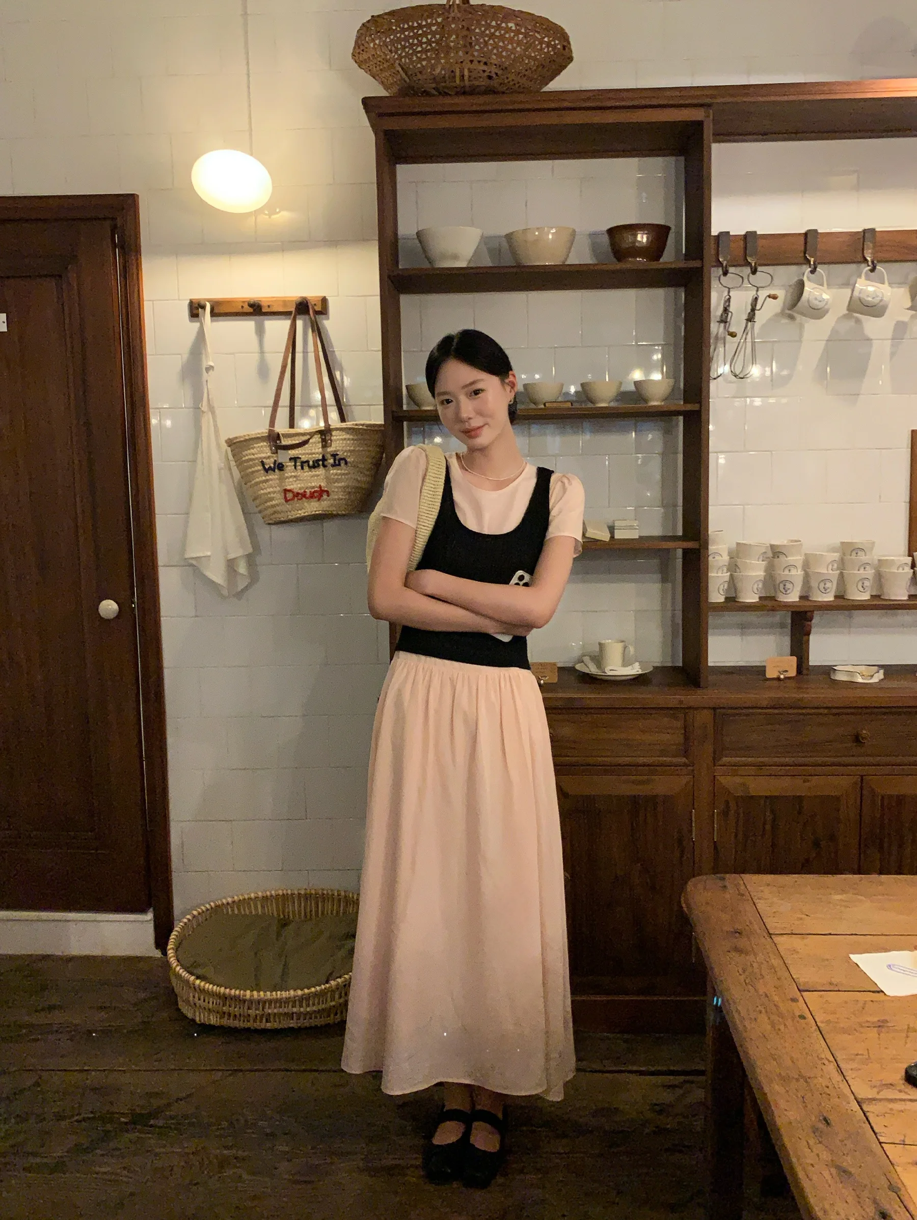 Романтический комплект из двух предметов: шелковый жилет с крупным цветочным принтом и облегающее платье с коротким рукавом и круглым вырезом для женщин. Летний модный комплект.
Романтический комплект из двух предметов: шелковый жилет с крупным цветочным принтом и облегающее платье с коротким рукавом и круглым вырезом для женщин. Летний модный комплект.