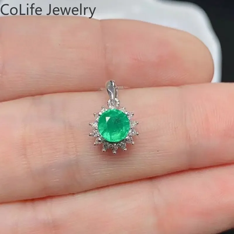 0.85 Grams 18K Gold Emerald Pendant with 14 Pieces Diamond Side Stones 100% Natural Emerald Gold Pendant for Daily Wear
0.85 Grams 18K Gold Emerald Pendant with 14 Pieces Diamond Side Stones 100% Natural Emerald Gold Pendant for Daily Wear