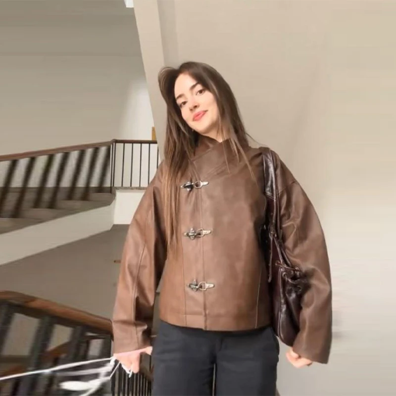 Винтажная куртка из искусственной кожи, женское металлическое пальто с длинными рукавами, стильная верхняя одежда с неровным воротником, новинка 2025 года, зимние женские пальто
Винтажная куртка из искусственной кожи, женское металлическое пальто с длинными рукавами, стильная верхняя одежда с неровным воротником, новинка 2025 года, зимние женские пальто