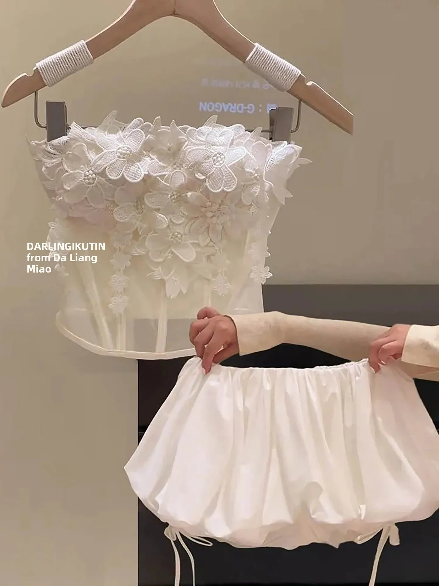 Комплект Pure Desire: Женский топ-бюстье с 3D цветами и белая юбка, осень 2025, новая коллекция, французский стиль
Комплект Pure Desire: Женский топ-бюстье с 3D цветами и белая юбка, осень 2025, новая коллекция, французский стиль