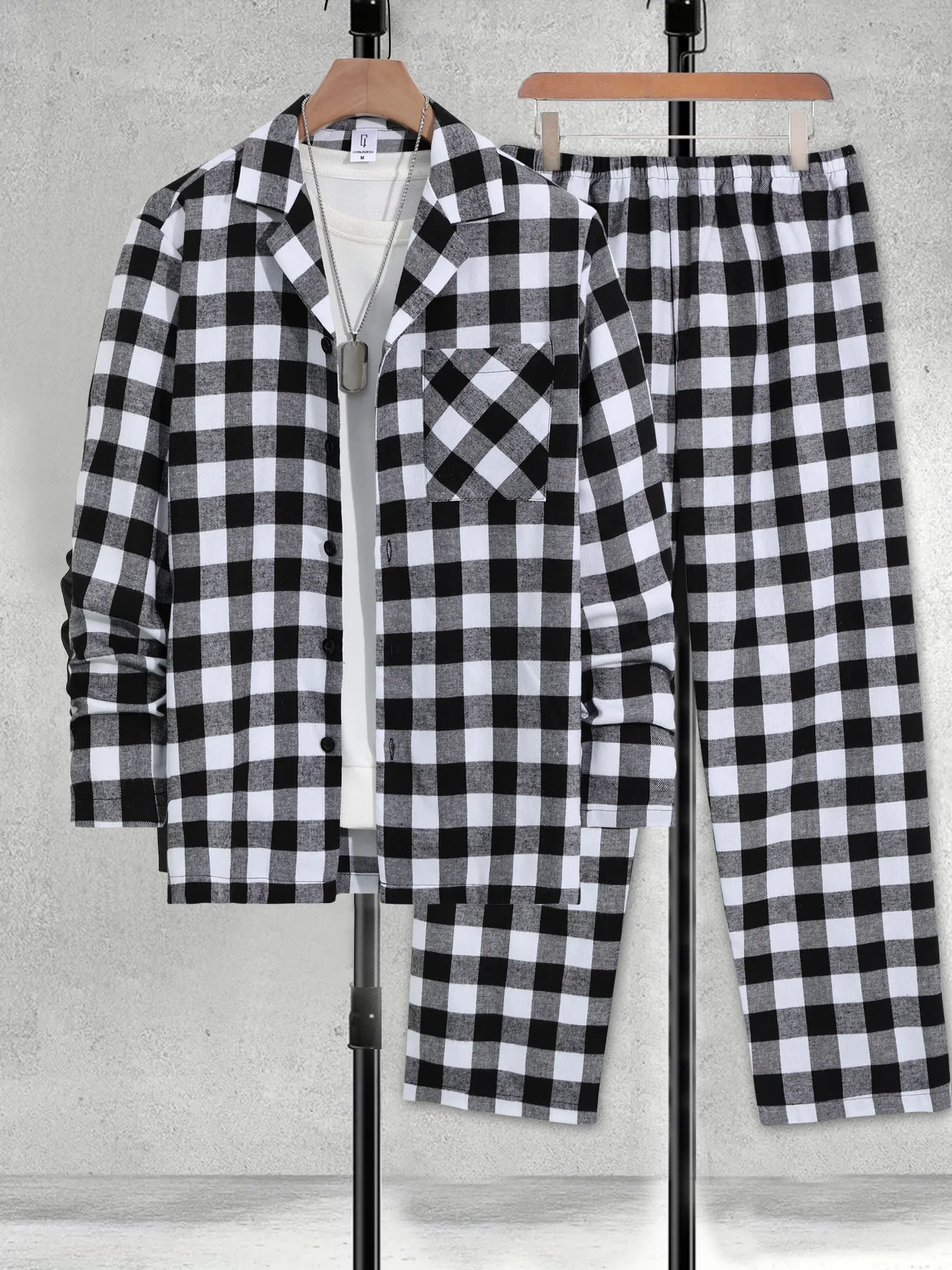 Men's Black & White Plaid Lapel Long Sleeve Shirt & Drawstring Straight Leg Pants Set 2 Piece Spring Casual Loungewear Outfit
Men's Black & White Plaid Lapel Long Sleeve Shirt & Drawstring Straight Leg Pants Set 2 Piece Spring Casual Loungewear Outfit