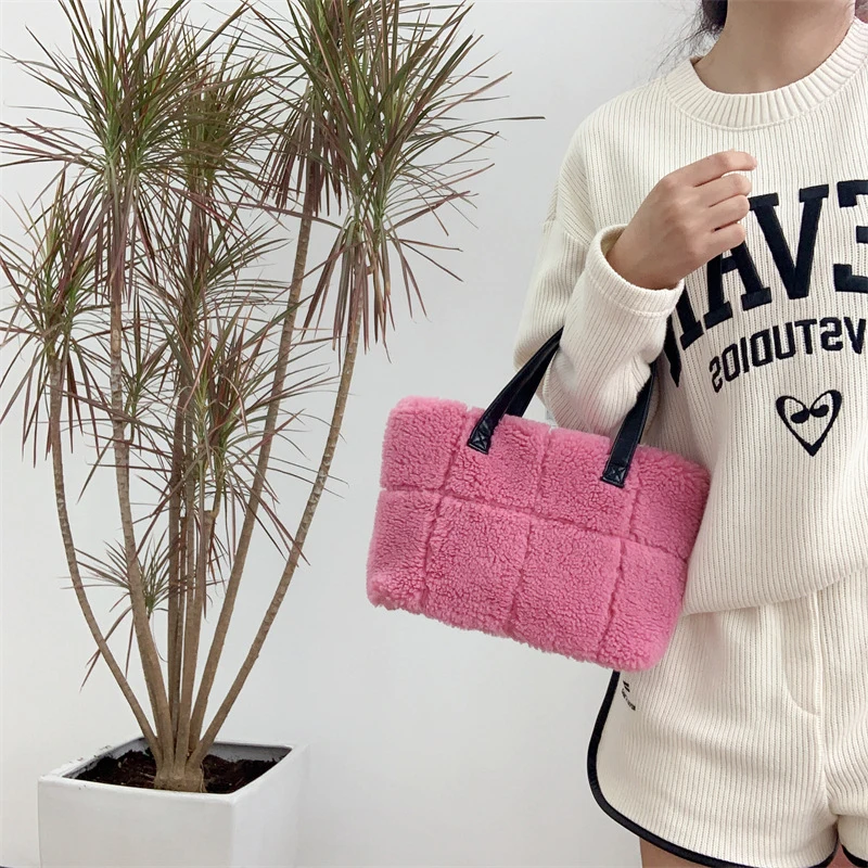 Plush Women Handbag Bag Faux Fur Shoulder Bag Autumn Winter New Fur Handbag Women's Bag Large Capacity Tote Pack Crossbody Bag
Plush Women Handbag Bag Faux Fur Shoulder Bag Autumn Winter New Fur Handbag Women's Bag Large Capacity Tote Pack Crossbody Bag