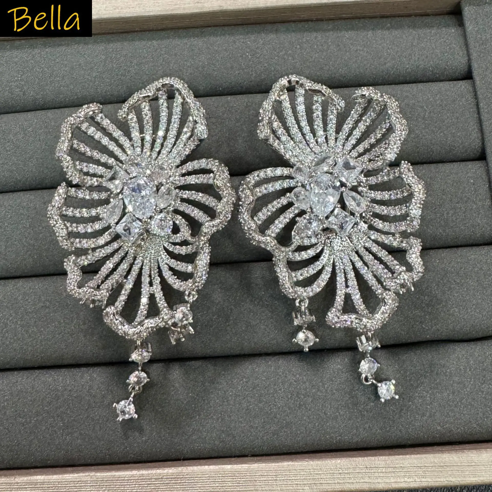 Unique Cubic Zirconia Flower Earrings for Women Sparkly Jewelry Dinner Party Wedding Blue Pink White Hollow Floral Earrings
Unique Cubic Zirconia Flower Earrings for Women Sparkly Jewelry Dinner Party Wedding Blue Pink White Hollow Floral Earrings