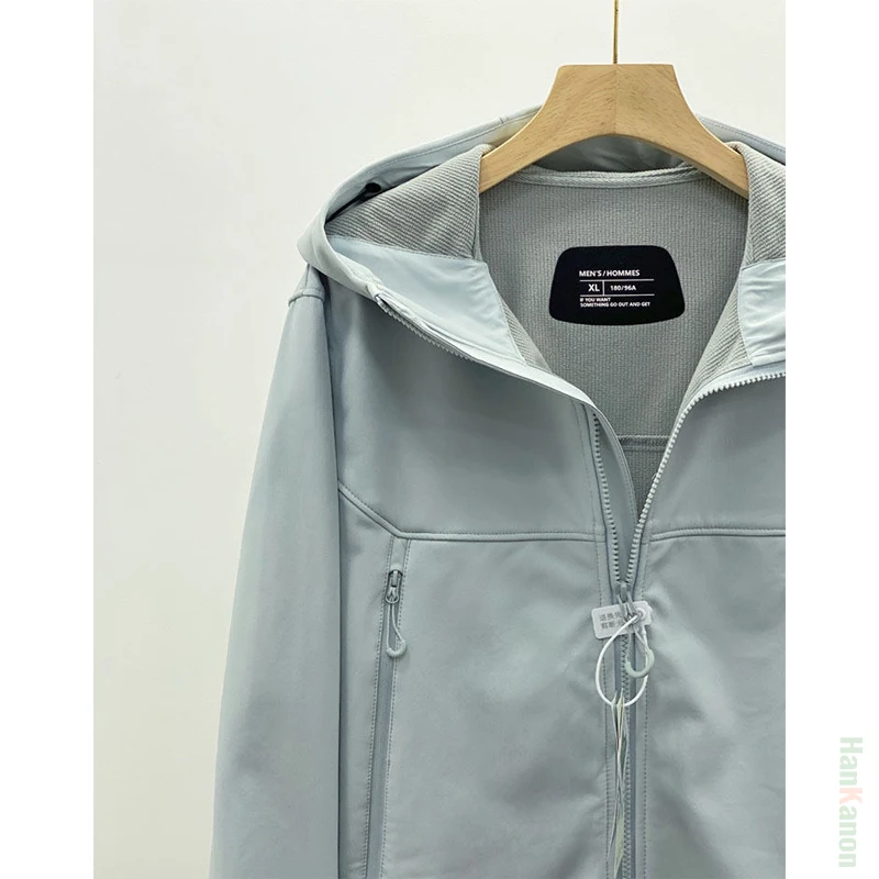 Унисекс уличная однотонная куртка с капюшоном из мягкой оболочки. Высококачественная однотонная ветрозащитная и водонепроницаемая уличная куртка для кемпинга.
Унисекс уличная однотонная куртка с капюшоном из мягкой оболочки. Высококачественная однотонная ветрозащитная и водонепроницаемая уличная куртка для кемпинга.