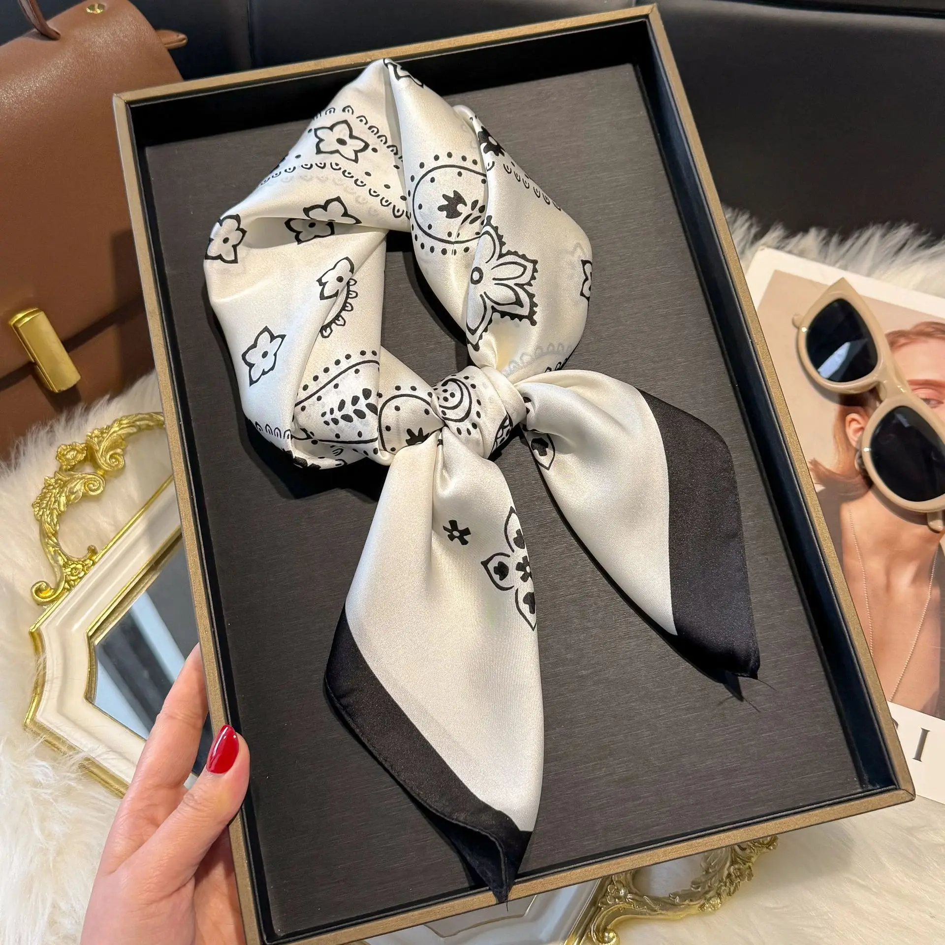 European and American Style Square Scarf Simulation Silk 70cm Retro Cashew Print Literary Headband Suit with Decorative Scarf
European and American Style Square Scarf Simulation Silk 70cm Retro Cashew Print Literary Headband Suit with Decorative Scarf