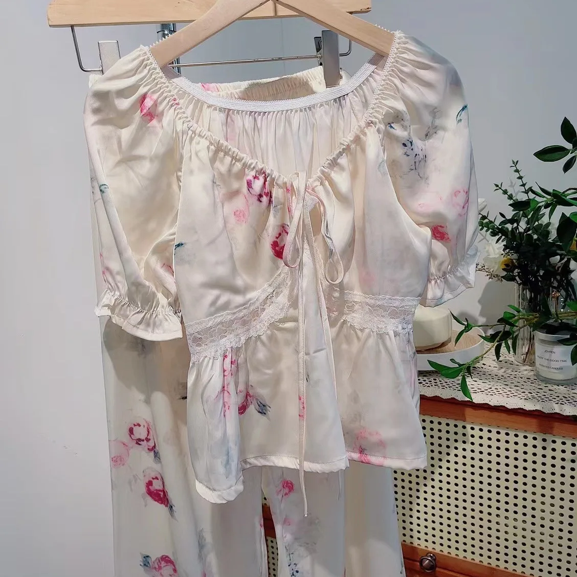 Атласная ночная рубашка, 2 шт., Пижамный костюм, домашняя одежда, топ и брюки для женщин, домашняя одежда, сексуальная ночная сорочка с оборками, домашняя одежда во французском стиле
Атласная ночная рубашка, 2 шт., Пижамный костюм, домашняя одежда, топ и брюки для женщин, домашняя одежда, сексуальная ночная сорочка с оборками, домашняя одежда во французском стиле