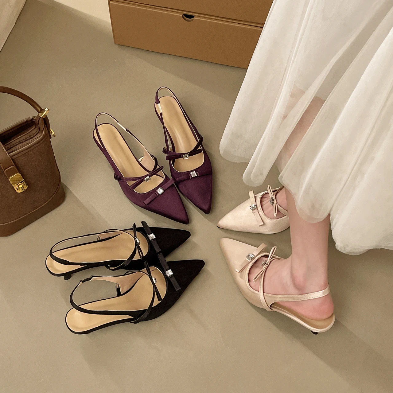 French-style Bow Rhinestone Toe-cap Sandals for Women 2026 Summer New Flat Strap Backless Pointed Mary Jane Shoes
French-style Bow Rhinestone Toe-cap Sandals for Women 2026 Summer New Flat Strap Backless Pointed Mary Jane Shoes