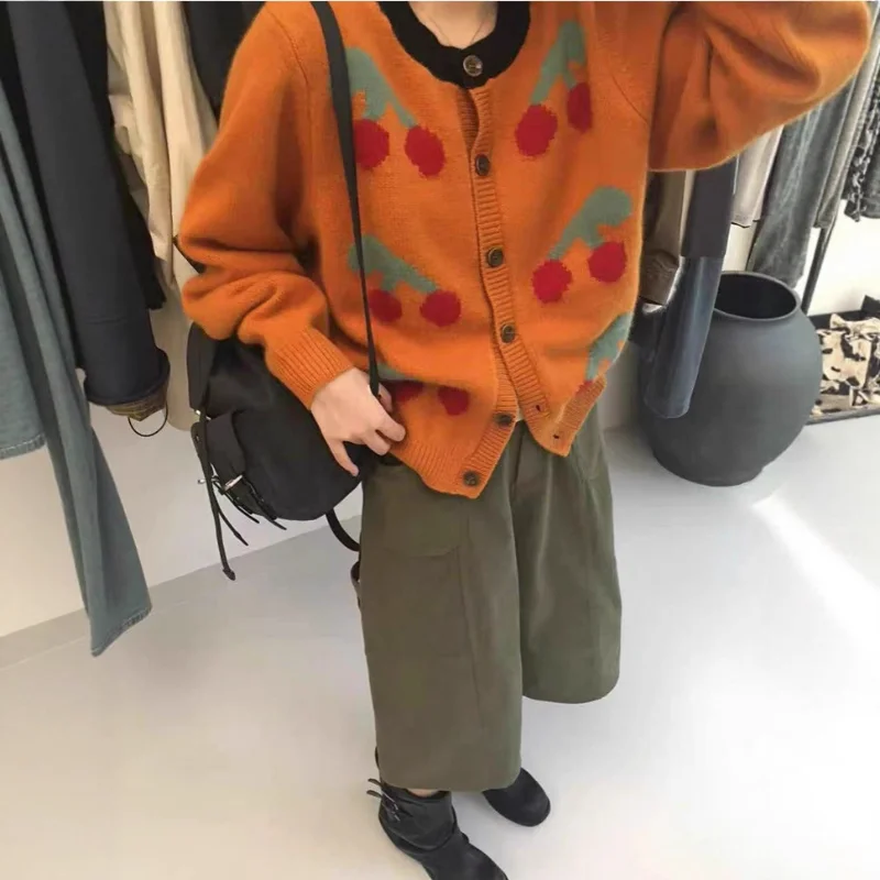 Осень-зима, Новое поступление, вязаный топ с круглым вырезом, жаккардовый кардиган с вишневой вышивкой, женский милый милый свитер
Осень-зима, Новое поступление, вязаный топ с круглым вырезом, жаккардовый кардиган с вишневой вышивкой, женский милый милый свитер