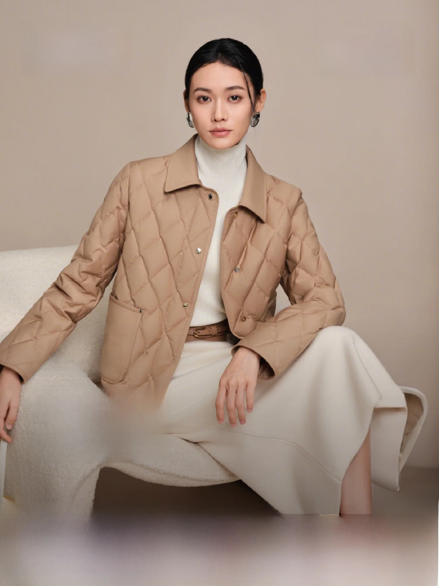 Новая женская пуховая куртка Bosideng: модная, теплая, в ретро-стиле, повседневная, тонкая, из гусиного пуха
Новая женская пуховая куртка Bosideng: модная, теплая, в ретро-стиле, повседневная, тонкая, из гусиного пуха