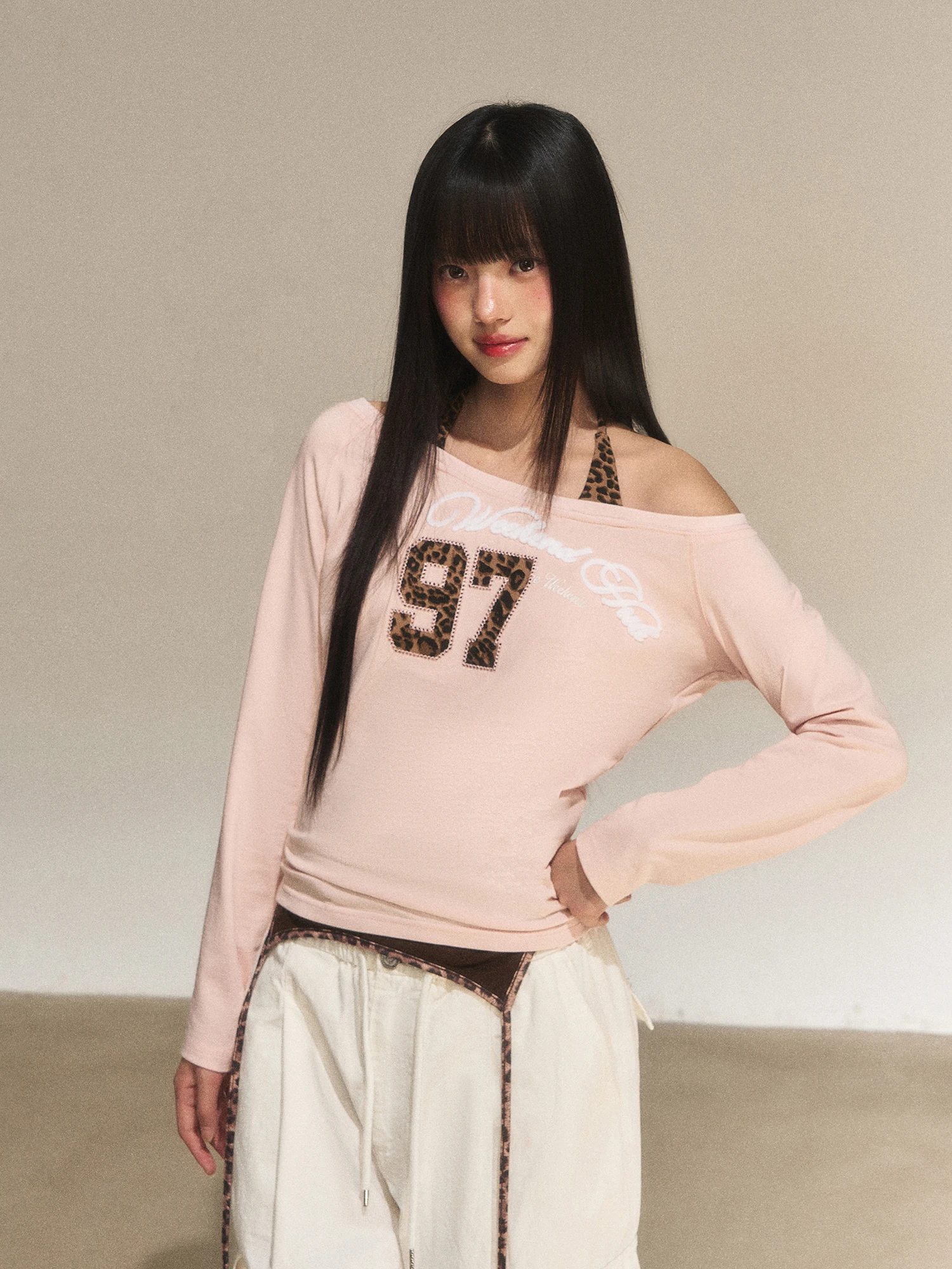 Женская футболка-лонгслив с леопардовым принтом и открытыми плечами Wedhub, осенне-зимняя новинка, облегающая базовая модель
Женская футболка-лонгслив с леопардовым принтом и открытыми плечами Wedhub, осенне-зимняя новинка, облегающая базовая модель