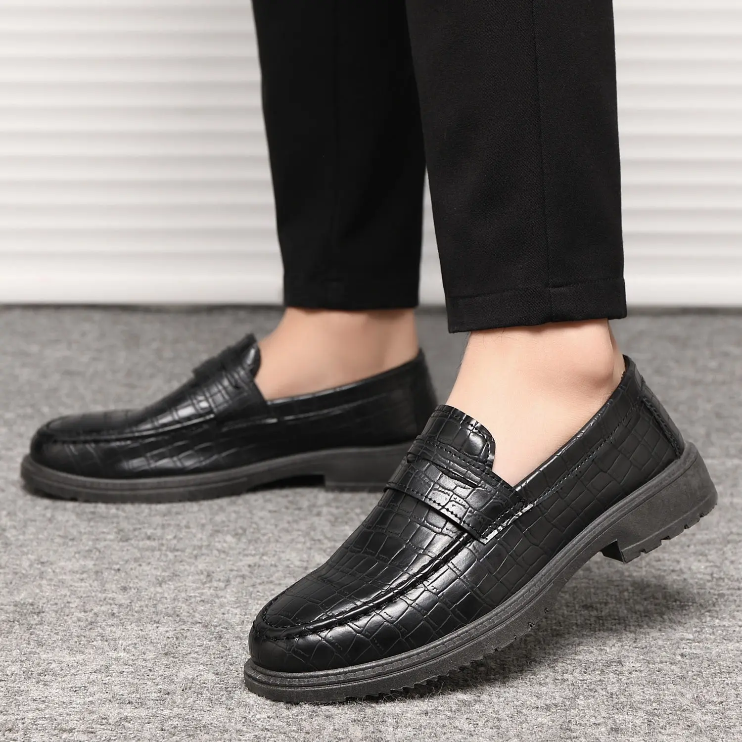 Легкие лоферы без шнуровки, мужская официальная обувь, костюм на низком каблуке, дешевая жидкость, тренд 2025, новая социальная мужская обувь для джентльменов
Легкие лоферы без шнуровки, мужская официальная обувь, костюм на низком каблуке, дешевая жидкость, тренд 2025, новая социальная мужская обувь для джентльменов