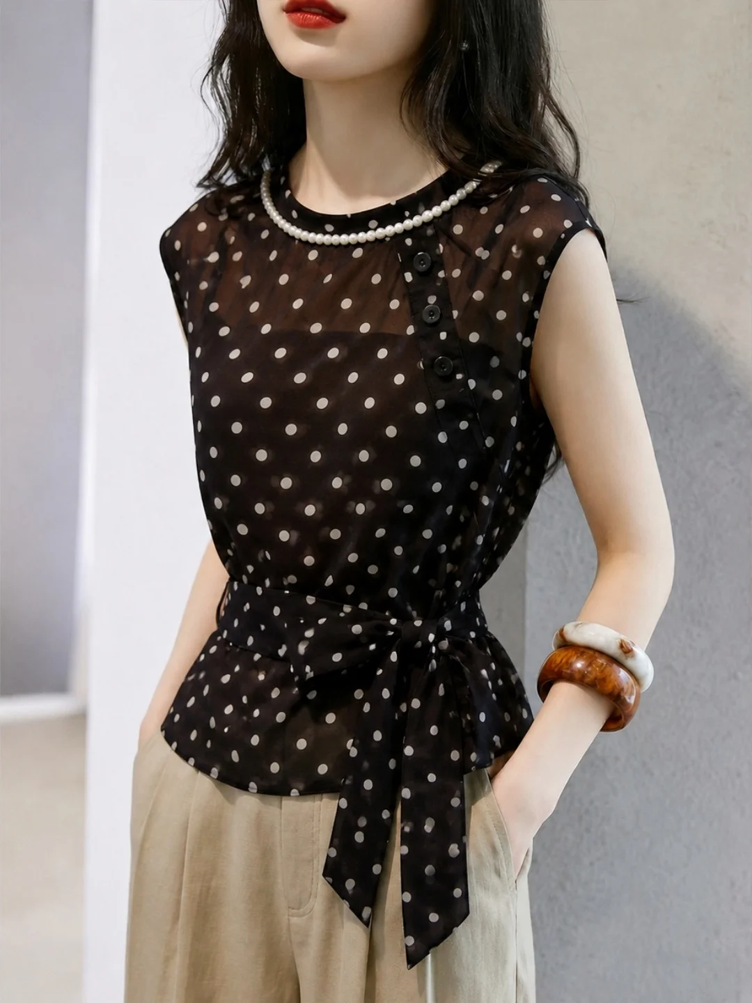 Summer 2026 Fashion Polka Dot Waist-Cinching Sleeveless Top with Belt Design Korean Style Straight Cut Silk Women's Vest
Summer 2026 Fashion Polka Dot Waist-Cinching Sleeveless Top with Belt Design Korean Style Straight Cut Silk Women's Vest