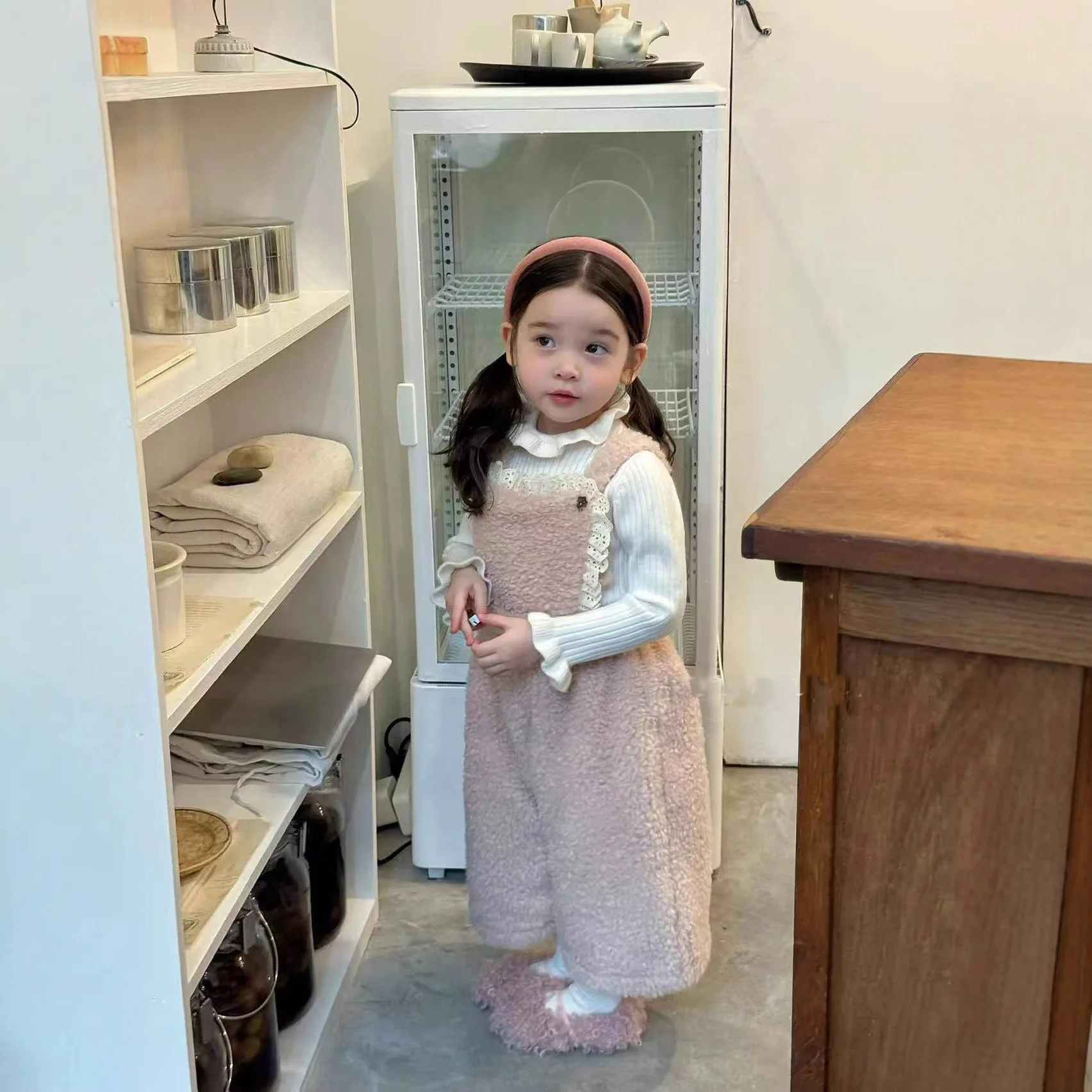 Комбинезон с ягненком для маленьких девочек, эксклюзивная одежда, простой стиль, осень 2024, новые модные комбинезоны для девочек, детское шерстяное базовое пальто
Комбинезон с ягненком для маленьких девочек, эксклюзивная одежда, простой стиль, осень 2024, новые модные комбинезоны для девочек, детское шерстяное базовое пальто