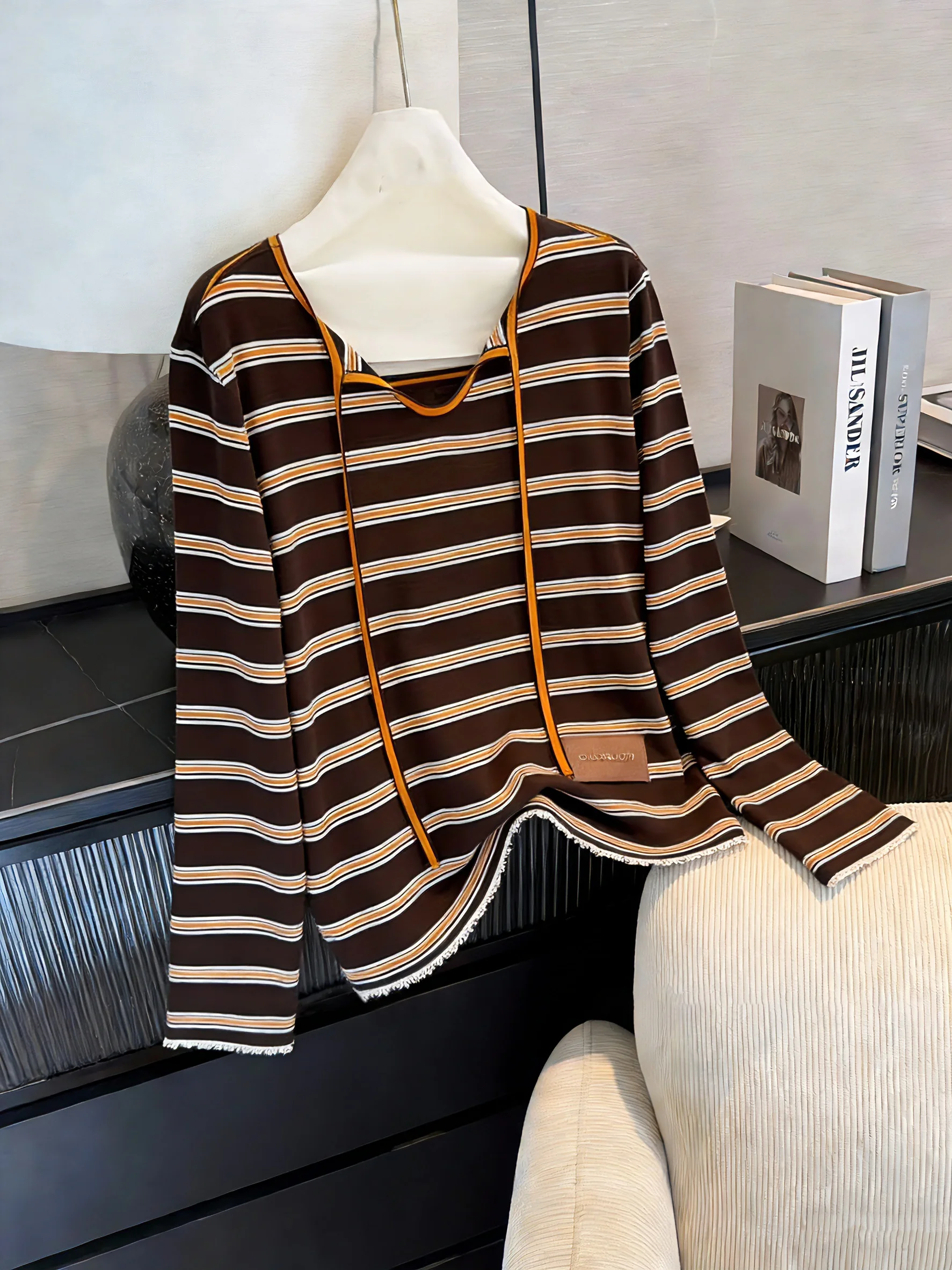 Ретро-полосатый длинный свитер-футболка, весенне-осенний дизайн, повседневный универсальный топ, модный креативный узор, весна 2026
Ретро-полосатый длинный свитер-футболка, весенне-осенний дизайн, повседневный универсальный топ, модный креативный узор, весна 2026