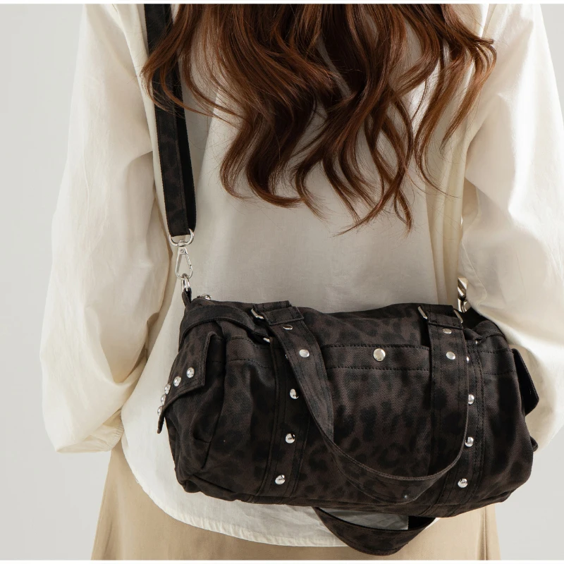 Y2k Retro Leopard Print Shoulder Bag With Rivet Design Fashion New Faux Suede Crossbody Bag Sweet Cool Trendy Motorcycle Bag
Y2k Retro Leopard Print Shoulder Bag With Rivet Design Fashion New Faux Suede Crossbody Bag Sweet Cool Trendy Motorcycle Bag