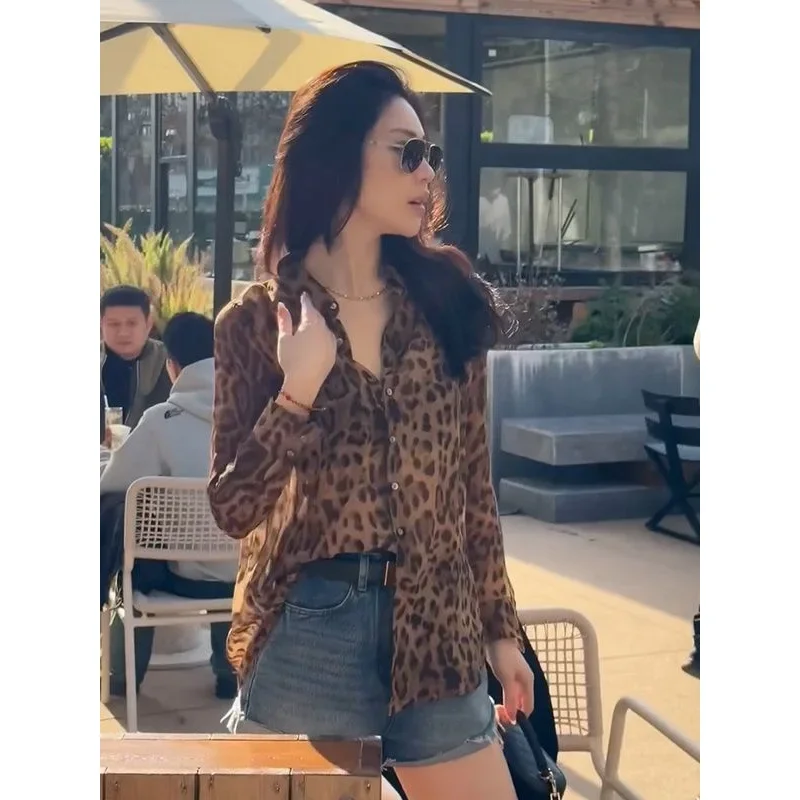Leopard print long-sleeved sunscreen shirt women's summer thin loose chiffon shirt design sense retro temperament small top
Leopard print long-sleeved sunscreen shirt women's summer thin loose chiffon shirt design sense retro temperament small top