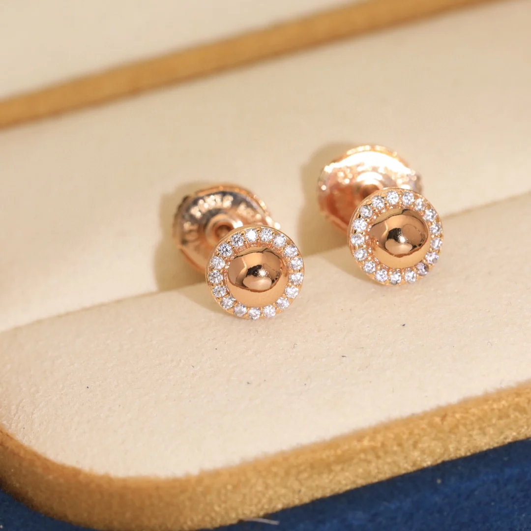 New European and American high-end brand trend personality light luxury earrings
New European and American high-end brand trend personality light luxury earrings