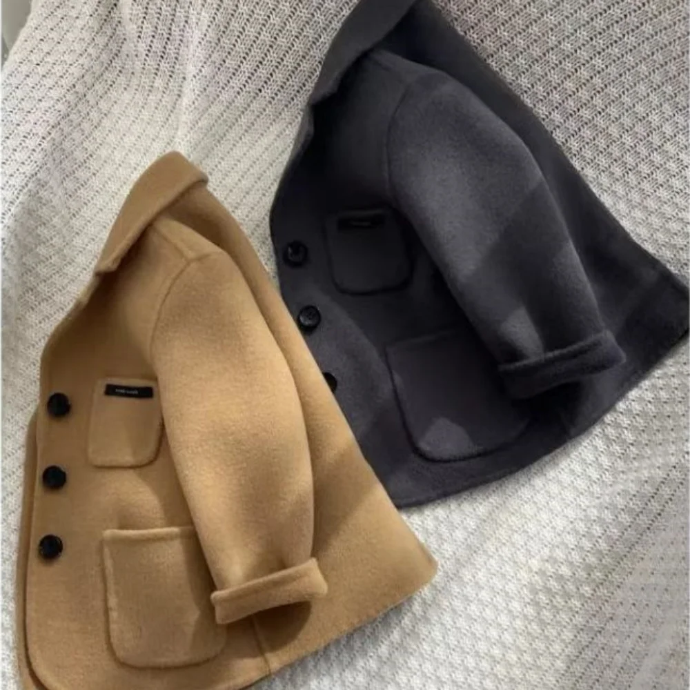 Костюм для мальчиков и девочек на осень и зиму, короткое шерстяное пальто в западном стиле, повседневное модное верхнее пальто в стиле ретро
Костюм для мальчиков и девочек на осень и зиму, короткое шерстяное пальто в западном стиле, повседневное модное верхнее пальто в стиле ретро