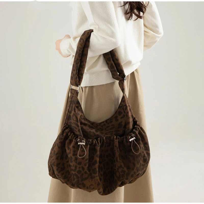Сумка через плечо с леопардовым принтом, женская, в корейском стиле, большая вместимость, из мягкой ткани, универсальная, с завязками, кроссбоди
Сумка через плечо с леопардовым принтом, женская, в корейском стиле, большая вместимость, из мягкой ткани, универсальная, с завязками, кроссбоди