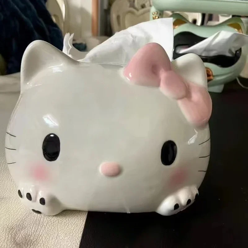 Sanrio мультфильм Hello Kitty керамическая коробка для хранения салфеток настольная модель украшения дизайн ремесла аниме игрушки
Sanrio мультфильм Hello Kitty керамическая коробка для хранения салфеток настольная модель украшения дизайн ремесла аниме игрушки