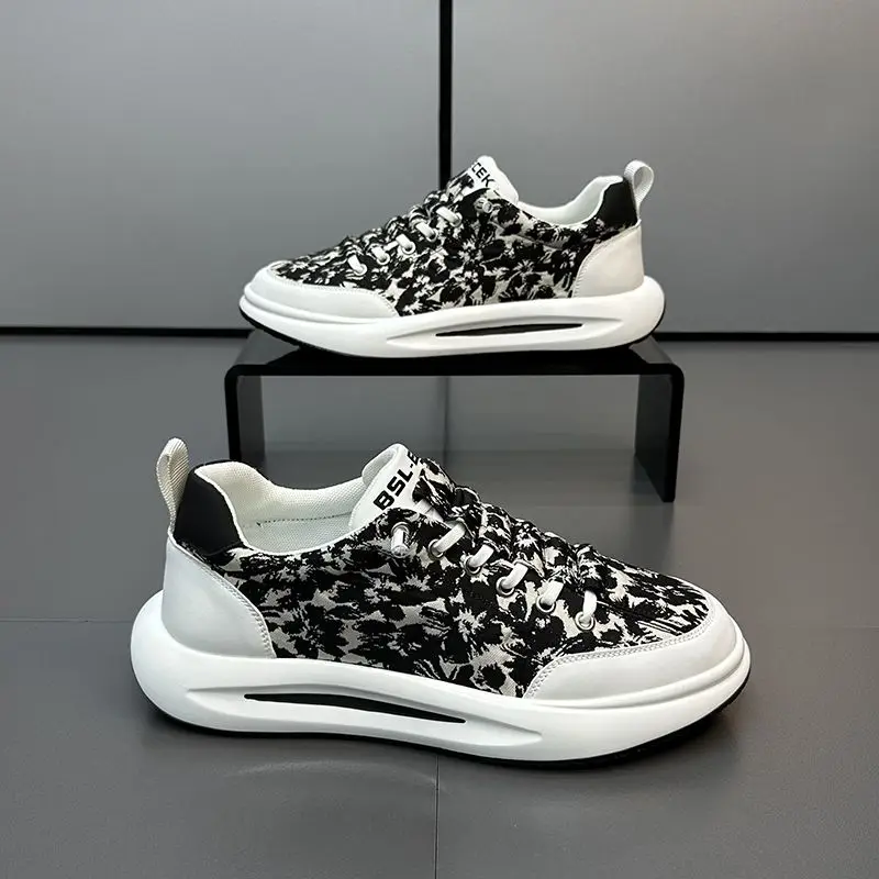 Новые модные универсальные кроссовки для мужчин, подходящие для занятий спортом на открытом воздухе и бега.
Новые модные универсальные кроссовки для мужчин, подходящие для занятий спортом на открытом воздухе и бега.