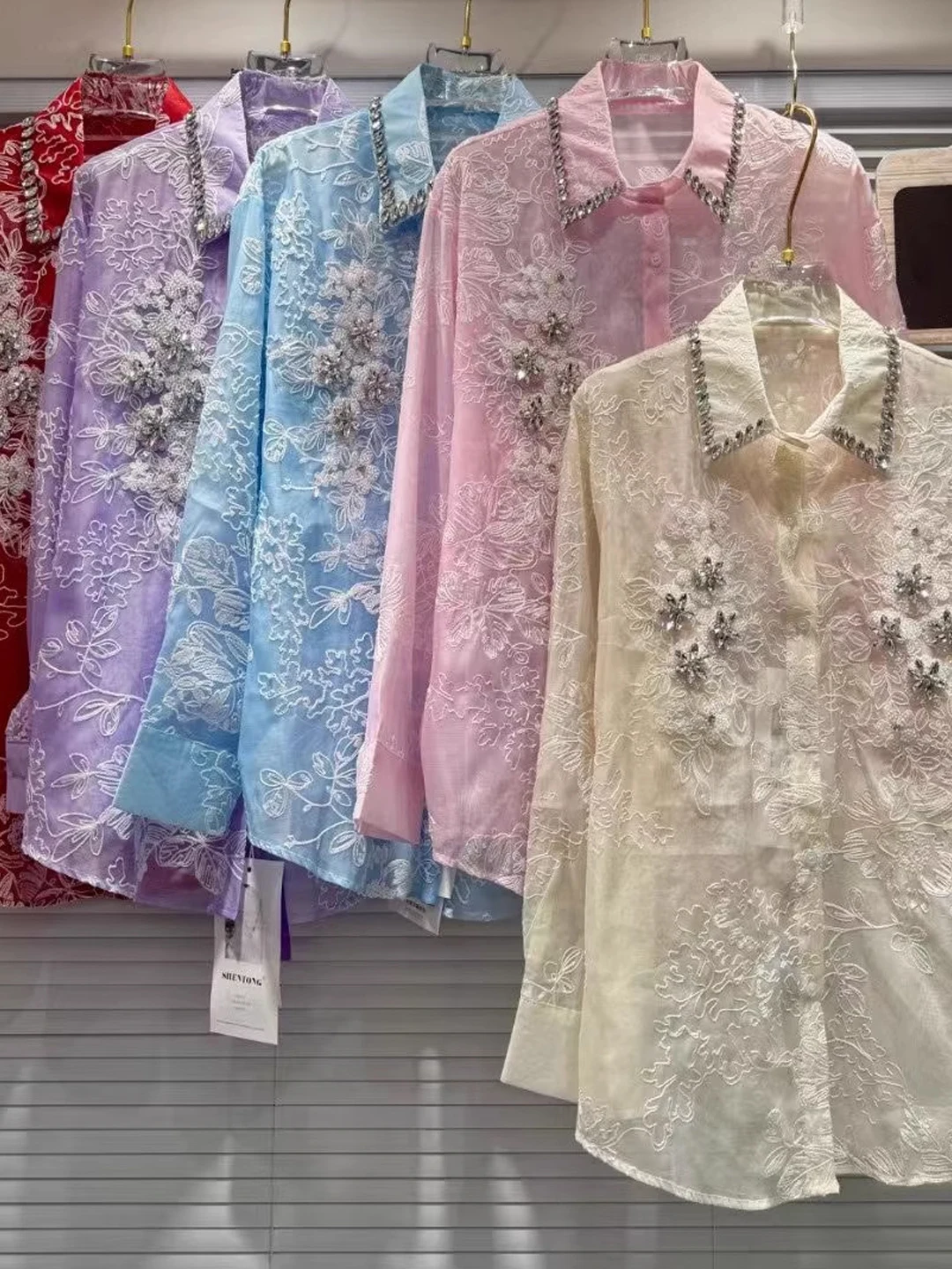 Женская тонкая рубашка с вышивкой Ele Diamond, свободного кроя, летняя, новая, в корейском стиле, для повседневной носки, защита от солнца
Женская тонкая рубашка с вышивкой Ele Diamond, свободного кроя, летняя, новая, в корейском стиле, для повседневной носки, защита от солнца