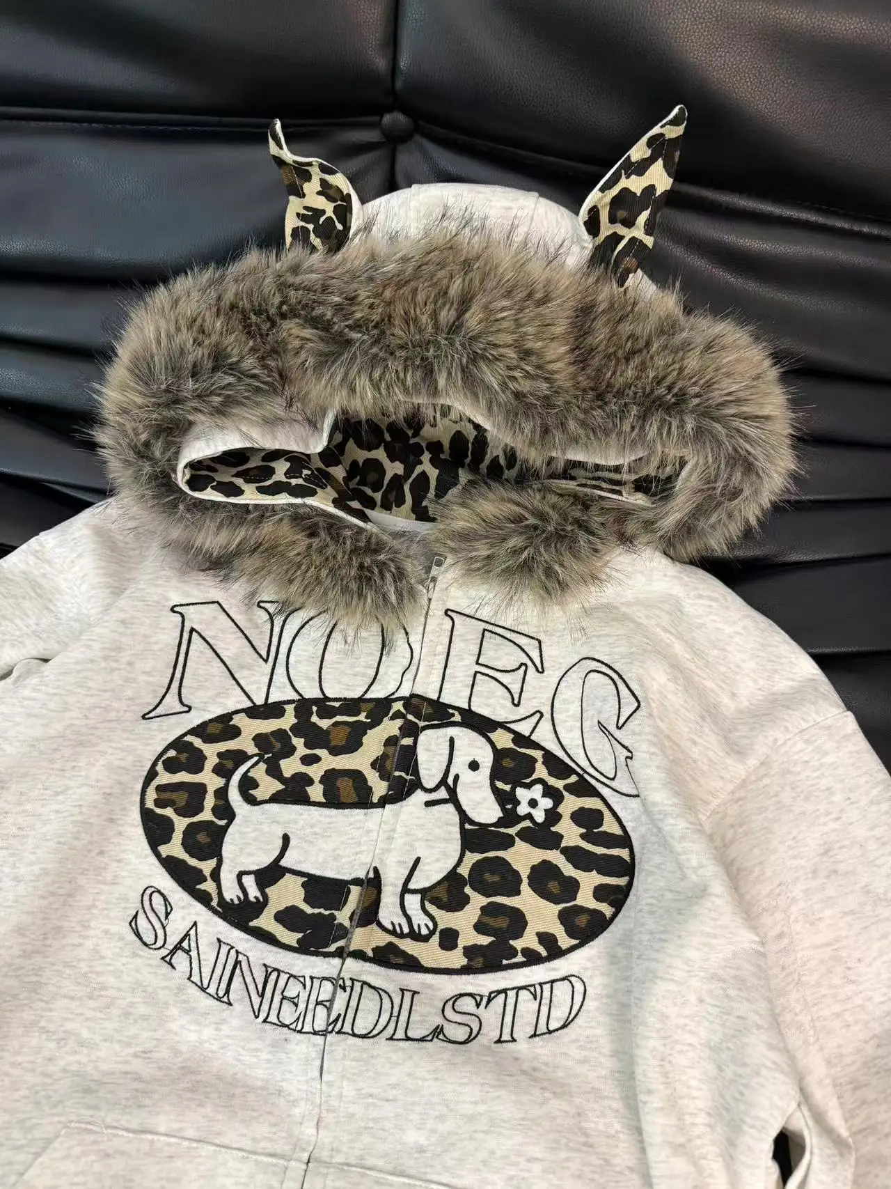 Утепленная флисовая толстовка с капюшоном для женщин, осенне-зимняя, свободного кроя, теплая, с леопардовым принтом, с меховым воротником, кардиган-пальто
Утепленная флисовая толстовка с капюшоном для женщин, осенне-зимняя, свободного кроя, теплая, с леопардовым принтом, с меховым воротником, кардиган-пальто