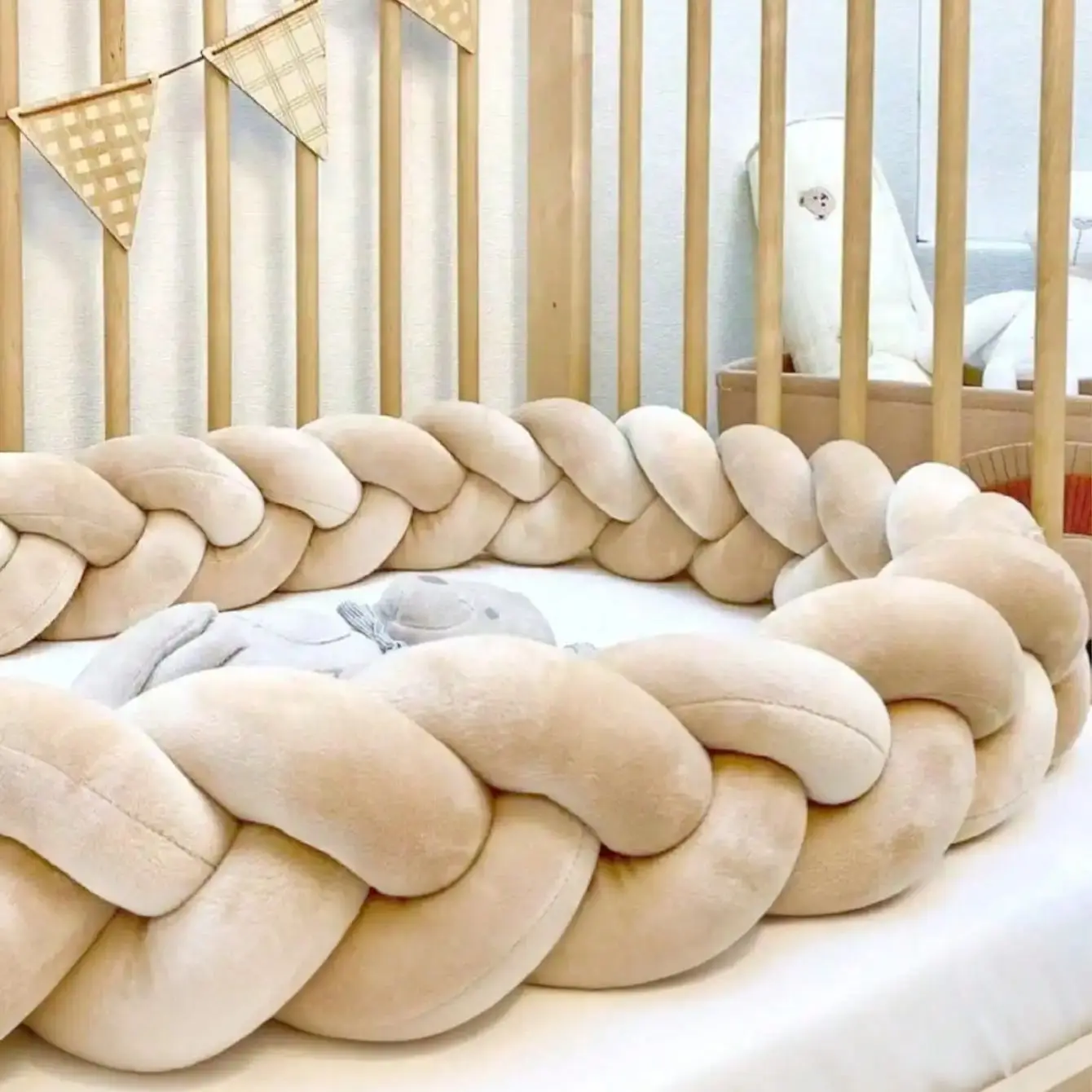 Широкий плетеный бампер-подушка для детской кроватки, защитный бампер для младенцев, декор для детской комнаты, комплект постельного белья для кроватки
Широкий плетеный бампер-подушка для детской кроватки, защитный бампер для младенцев, декор для детской комнаты, комплект постельного белья для кроватки