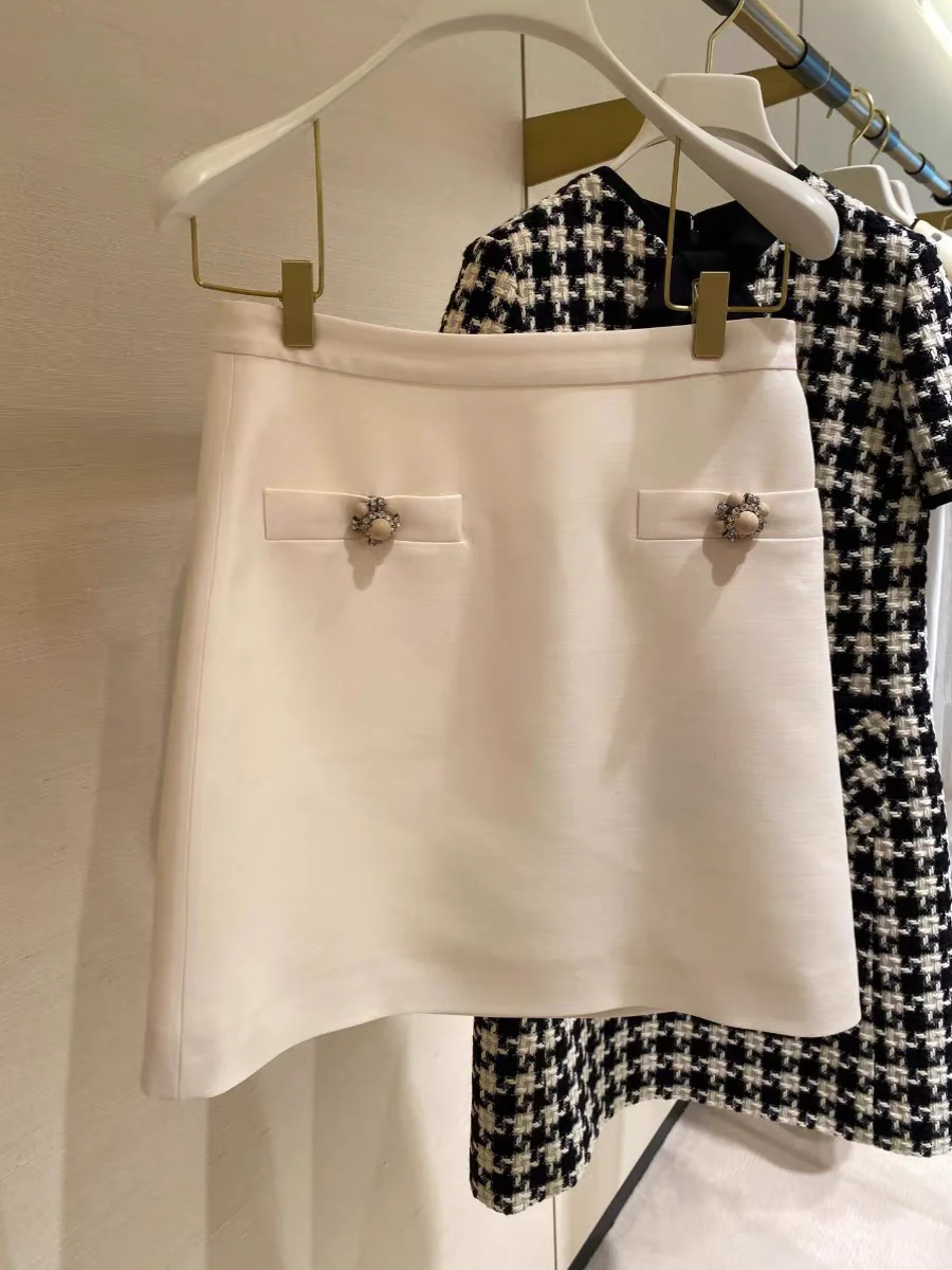 Elegant White Half Skirt for Women High Waist A-Line Knitted Short Skirt Versatile Fashionable New 2024 Autumn Season
Elegant White Half Skirt for Women High Waist A-Line Knitted Short Skirt Versatile Fashionable New 2024 Autumn Season
