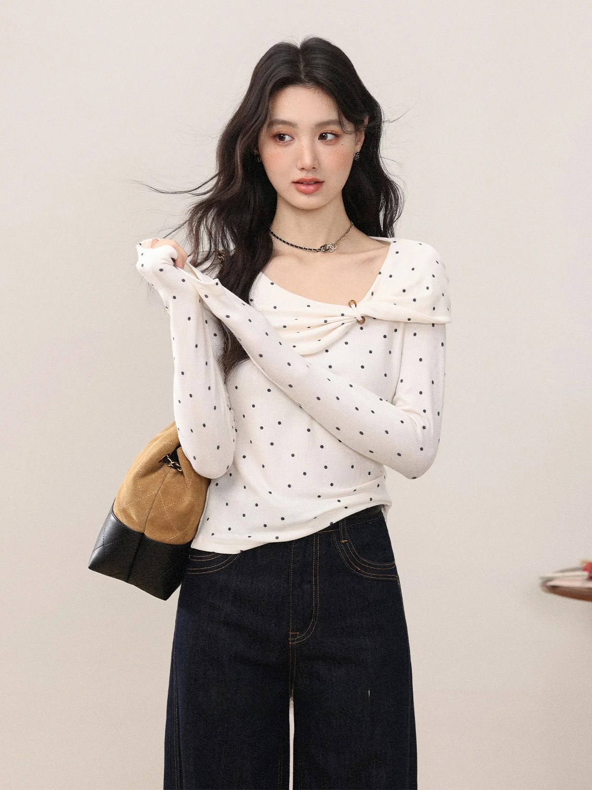 Осенняя модная новинка: женская футболка абрикосового цвета с асимметричным косым воротником и принтом в горошек, очень красивый топ.
Осенняя модная новинка: женская футболка абрикосового цвета с асимметричным косым воротником и принтом в горошек, очень красивый топ.