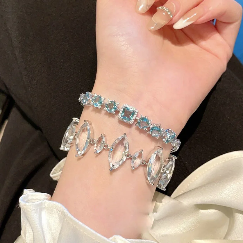2023 Women Reykjavik Water Drop Gem Bracelet Plated with 18K Gold Aqua Blue Topa Irregular Zircon
2023 Women Reykjavik Water Drop Gem Bracelet Plated with 18K Gold Aqua Blue Topa Irregular Zircon