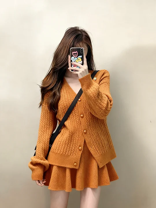Unique Knitted Miu Series Fashion Set for Women High Waist Short Skirt Long Sleeve V-Neck Luxury Style Autumn Wear for Adults
Unique Knitted Miu Series Fashion Set for Women High Waist Short Skirt Long Sleeve V-Neck Luxury Style Autumn Wear for Adults