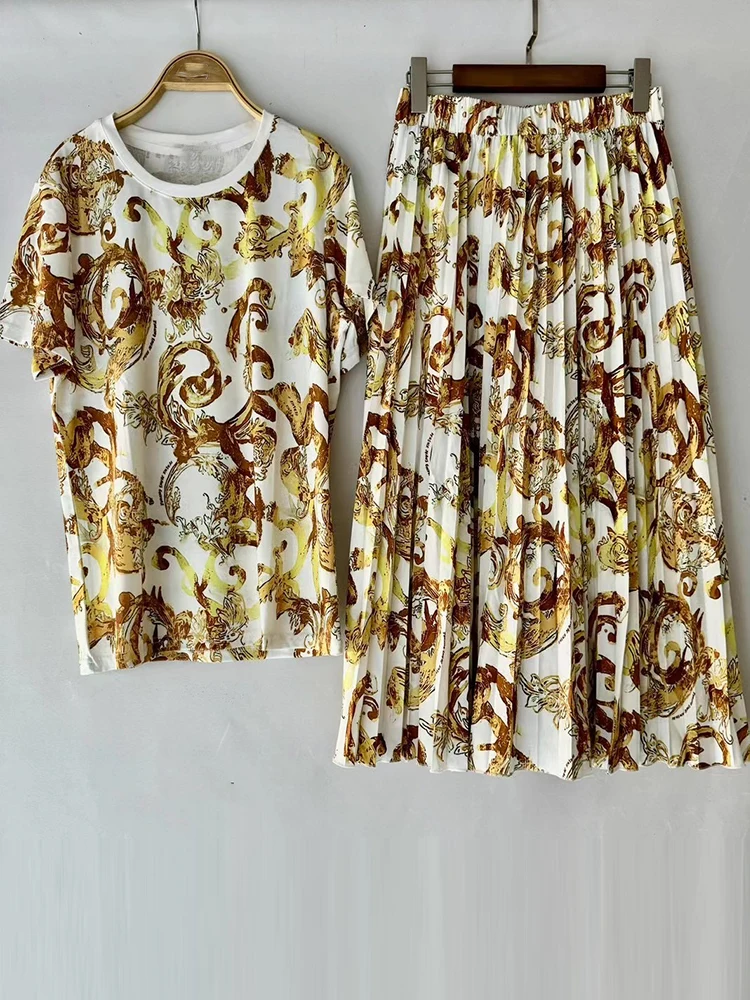 Retro-printed T-shirt with round neck and short sleeves in summer, new two-piece high waist A-shaped skirt casual women's suit.
Retro-printed T-shirt with round neck and short sleeves in summer, new two-piece high waist A-shaped skirt casual women's suit.