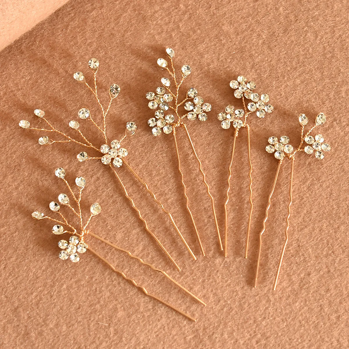 Five dazzling sequined flowers are adorning the bride's hairpin, creating a European-style wedding headpiece.
Five dazzling sequined flowers are adorning the bride's hairpin, creating a European-style wedding headpiece.