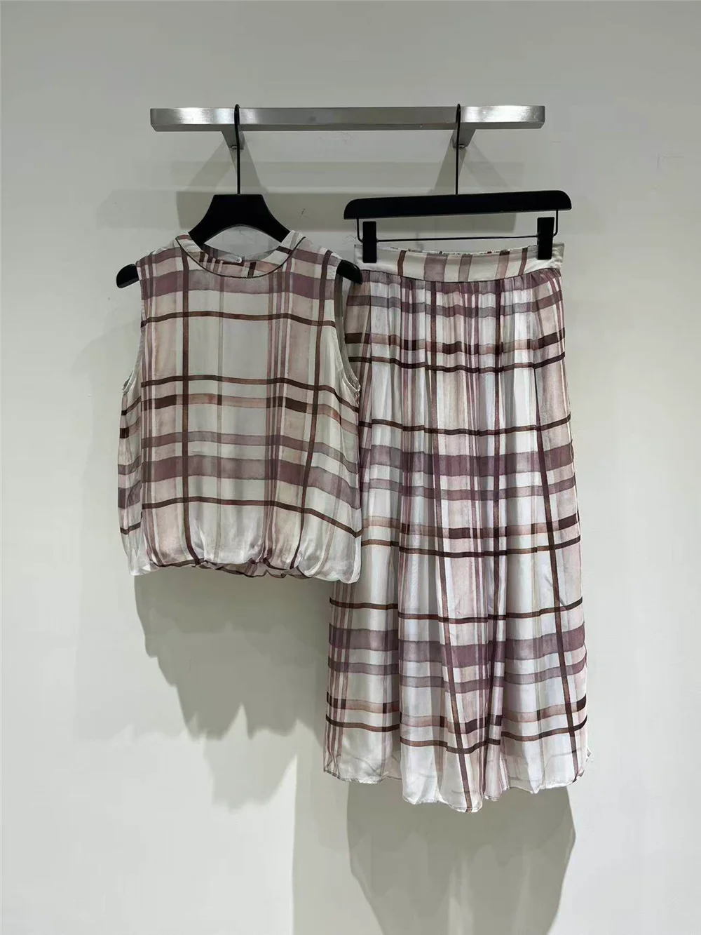 Women's Crew Neck Plaid Floral Sleeveless Pullover Top & Skirt Set
Women's Crew Neck Plaid Floral Sleeveless Pullover Top & Skirt Set