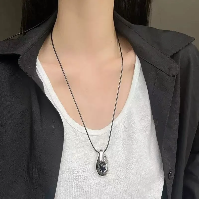 Korean Style Metal Waterdrop Pendant Necklace for Women with Black Rope Luxury Sweater Chain Daily Commute Versatile Accessory
Korean Style Metal Waterdrop Pendant Necklace for Women with Black Rope Luxury Sweater Chain Daily Commute Versatile Accessory