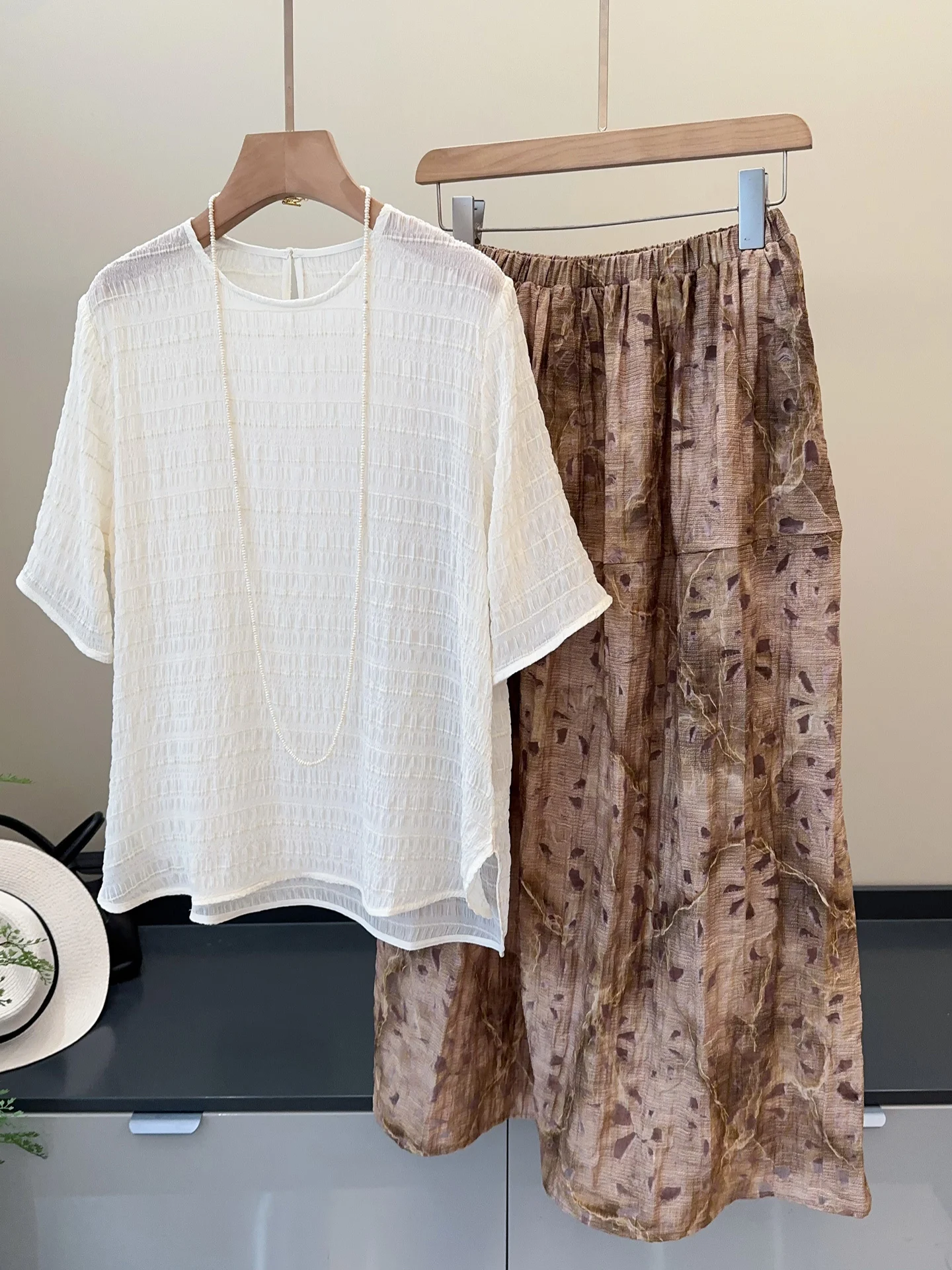 Elegant Silk Chiffon Women's Top Cool Bubble Gauze Summer New Style Short Sleeve round Neck Pullover Chinese Brand Fashion
Elegant Silk Chiffon Women's Top Cool Bubble Gauze Summer New Style Short Sleeve round Neck Pullover Chinese Brand Fashion