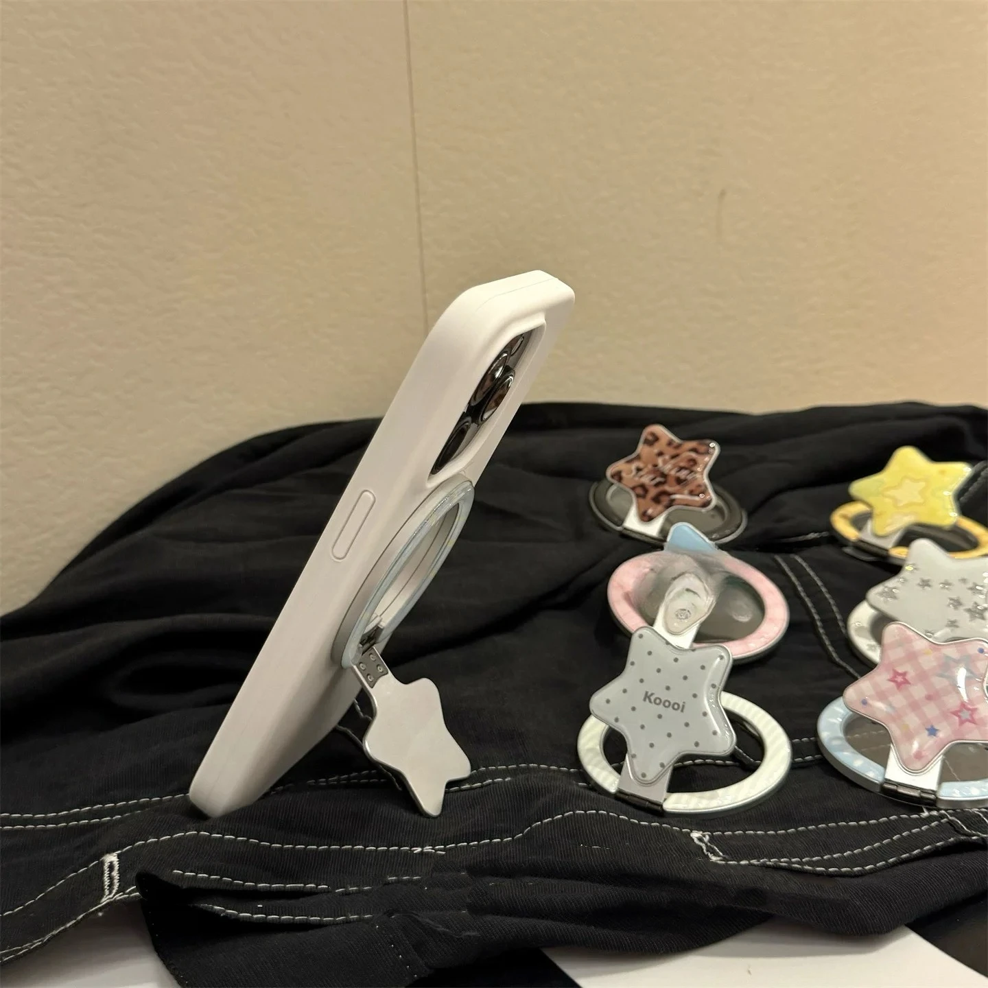 Creative Pentagram MagSafe Magnetic Round Bracket Ring Buckle Strong Adsorption Retractable Desktop Airbag Female for IPhone 17
Creative Pentagram MagSafe Magnetic Round Bracket Ring Buckle Strong Adsorption Retractable Desktop Airbag Female for IPhone 17