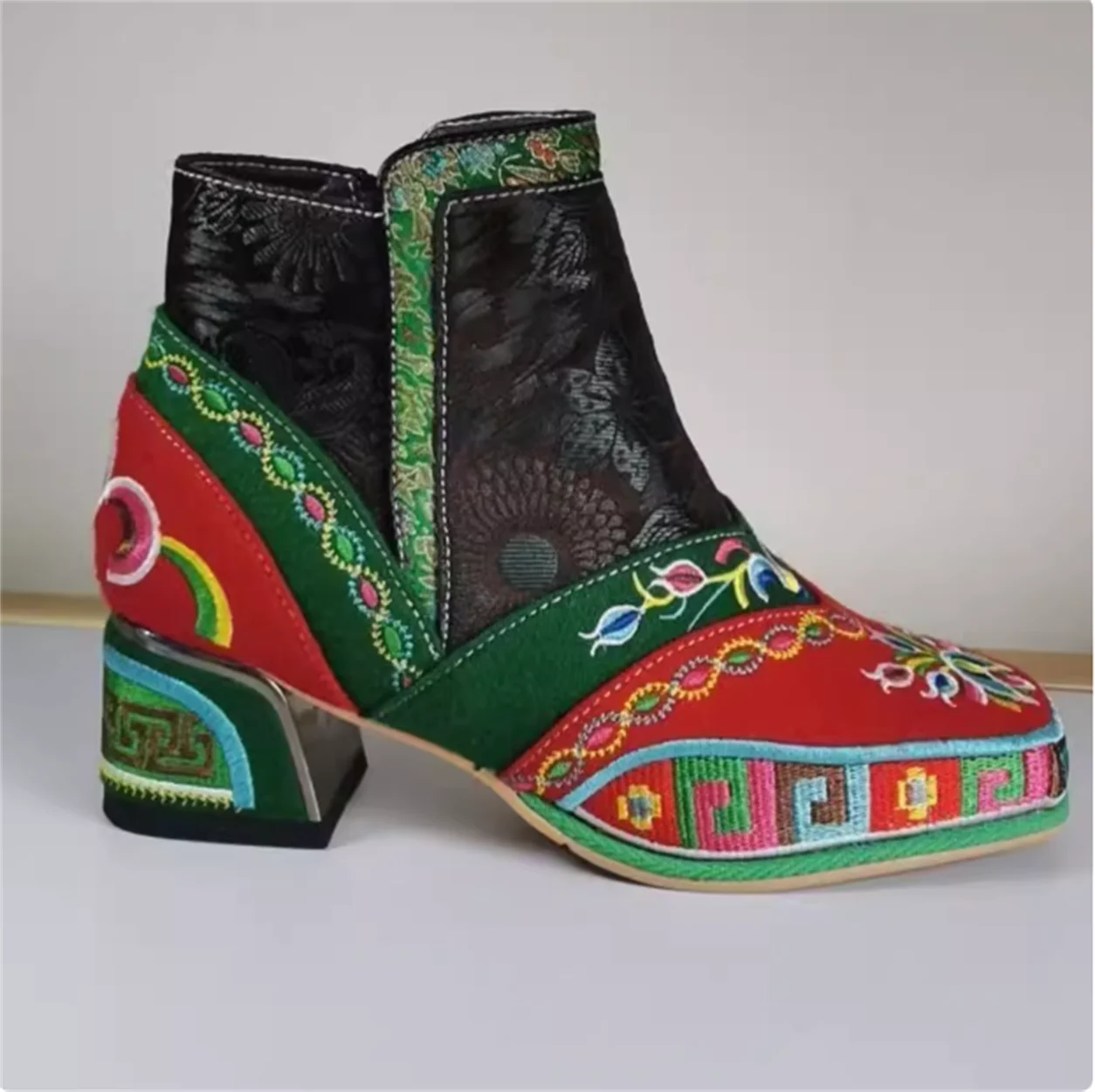 New Tibetan and Qiang ethnic suede women's shoes with ethnic style Tibetan embroidery
New Tibetan and Qiang ethnic suede women's shoes with ethnic style Tibetan embroidery